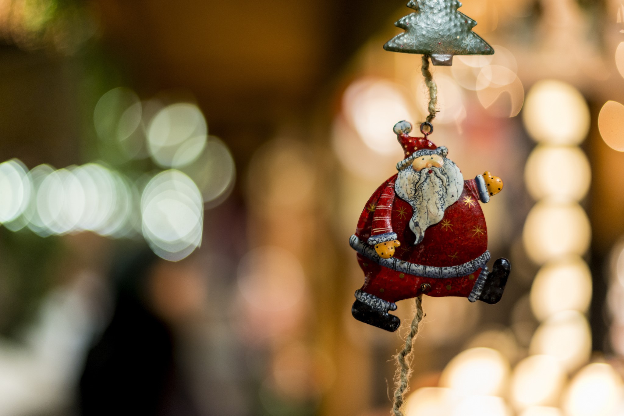 Christmas ornament of Santa Claus hanging with bokeh lights HD Wallpaper