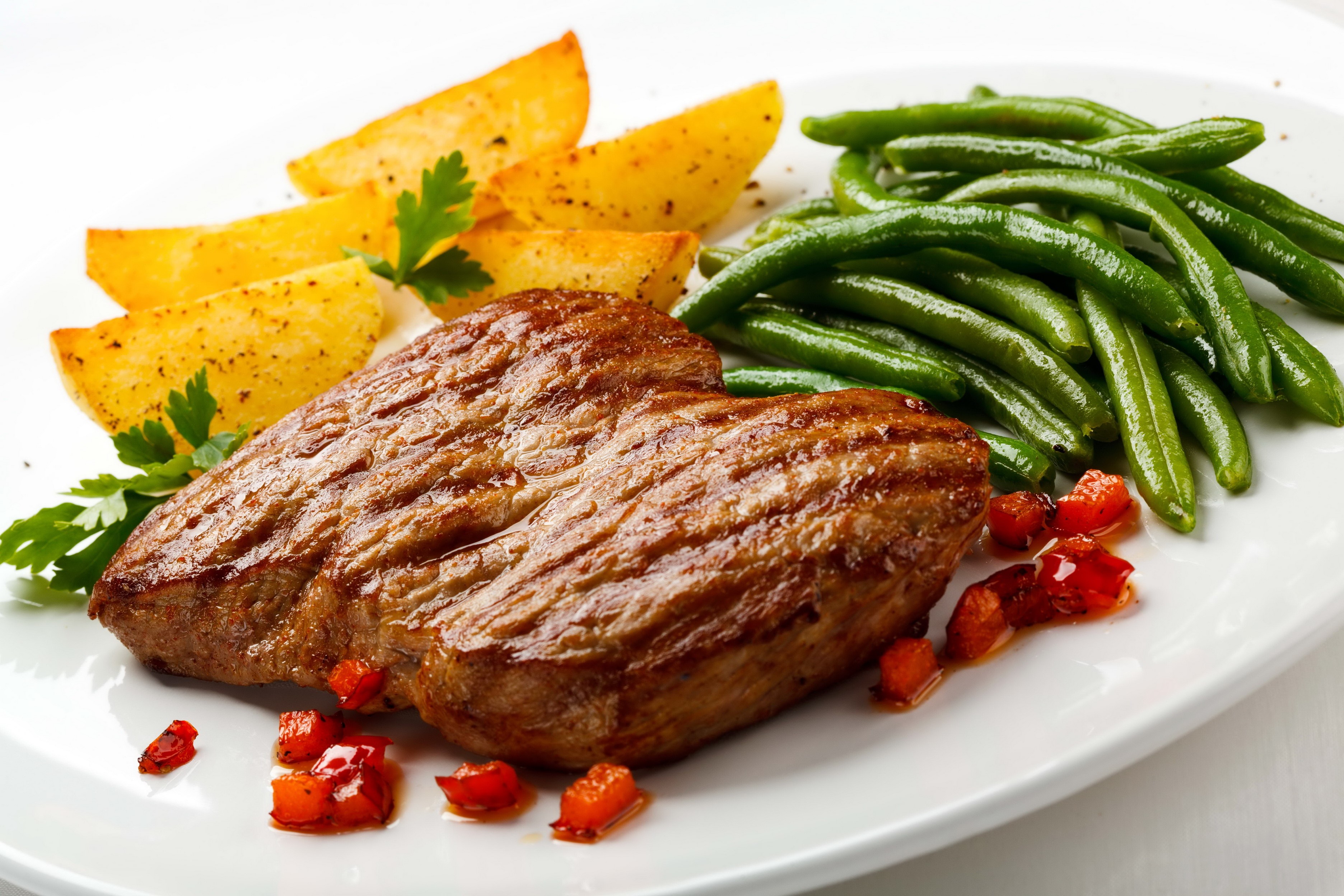 Grilled steak with potatoes and green beans HD Wallpaper