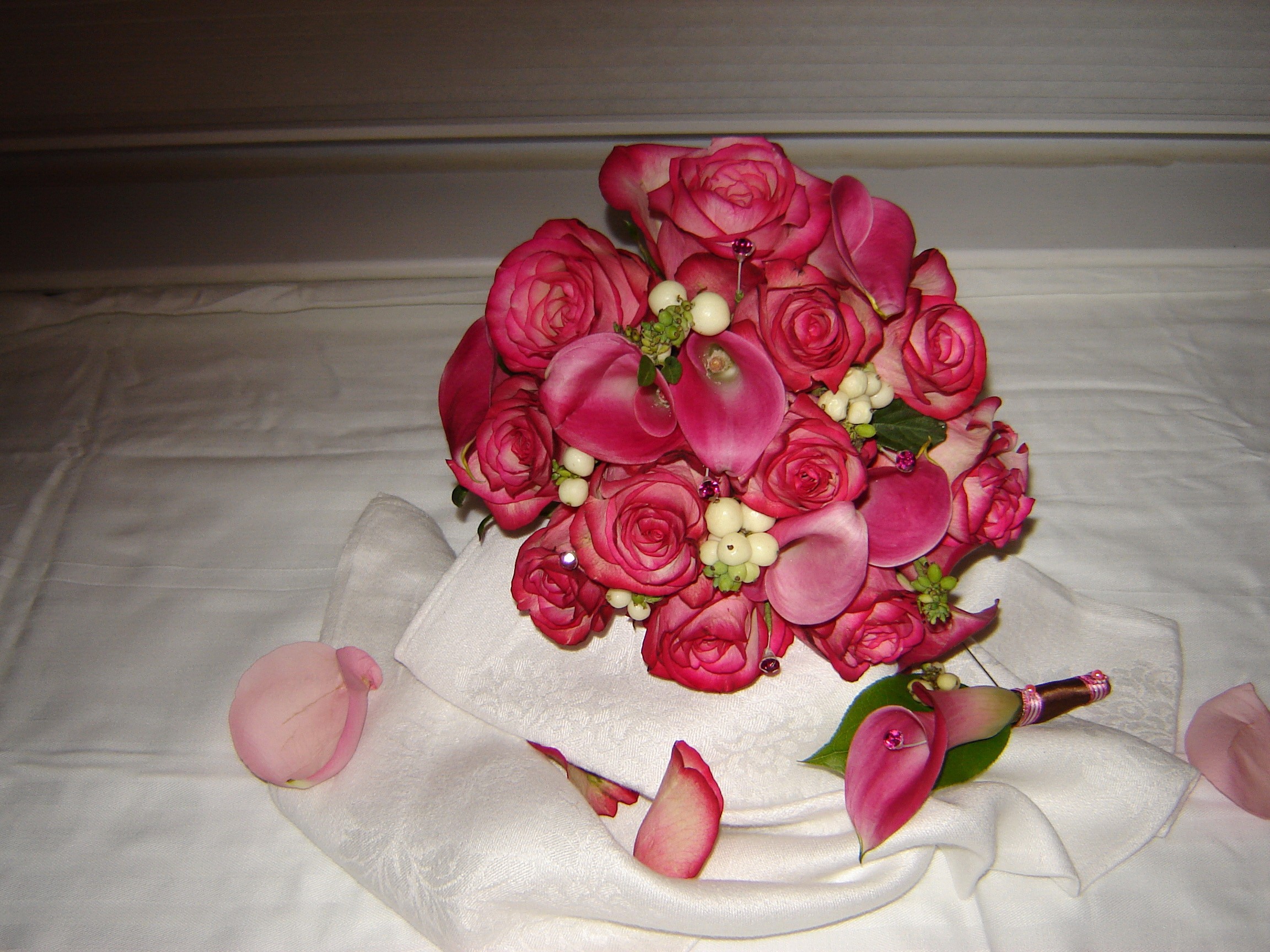 Pink roses and calla lily bouquet with boutonniere HD Wallpaper