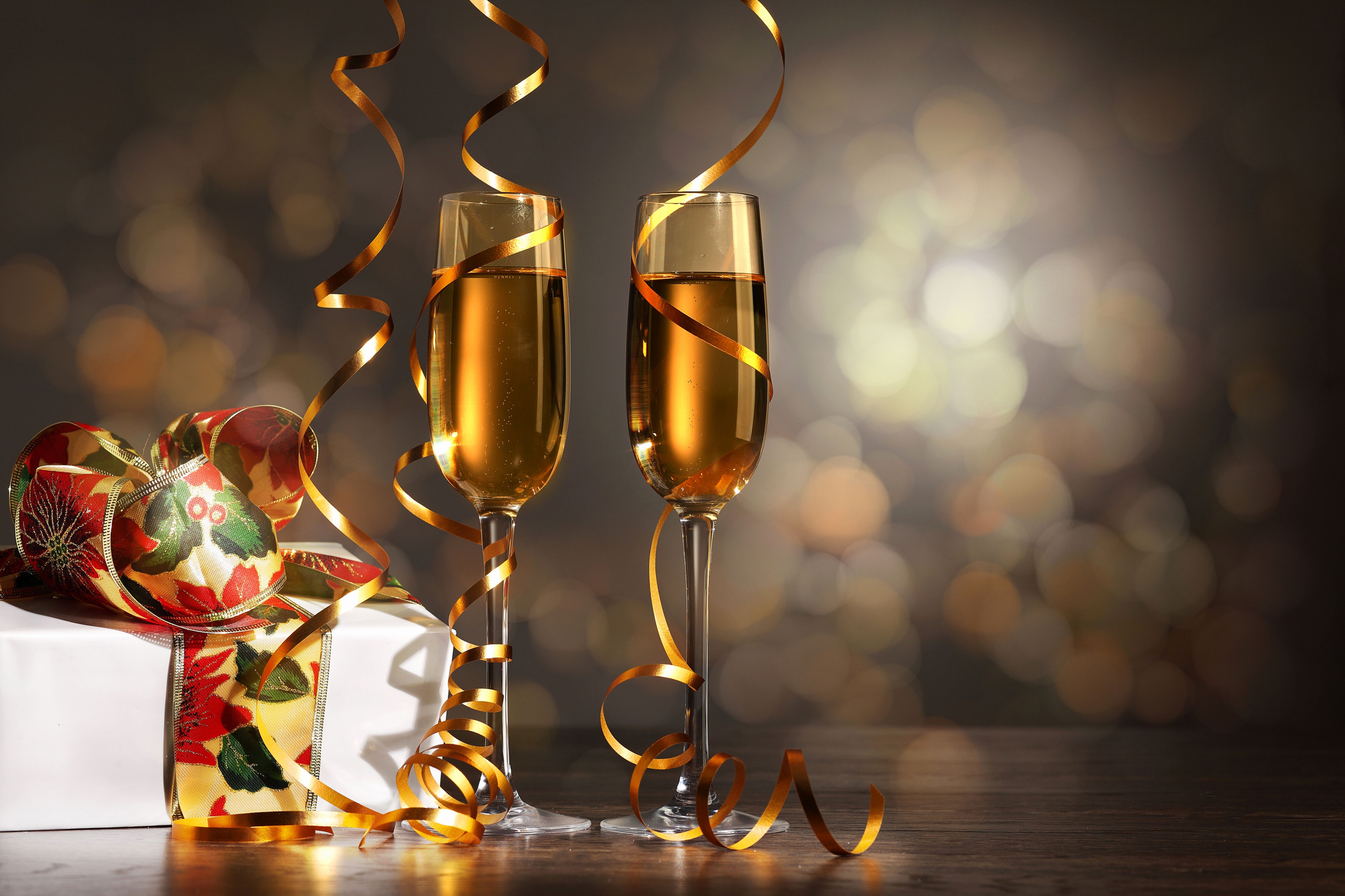 Champagne glasses with gift and ribbons HD Wallpaper