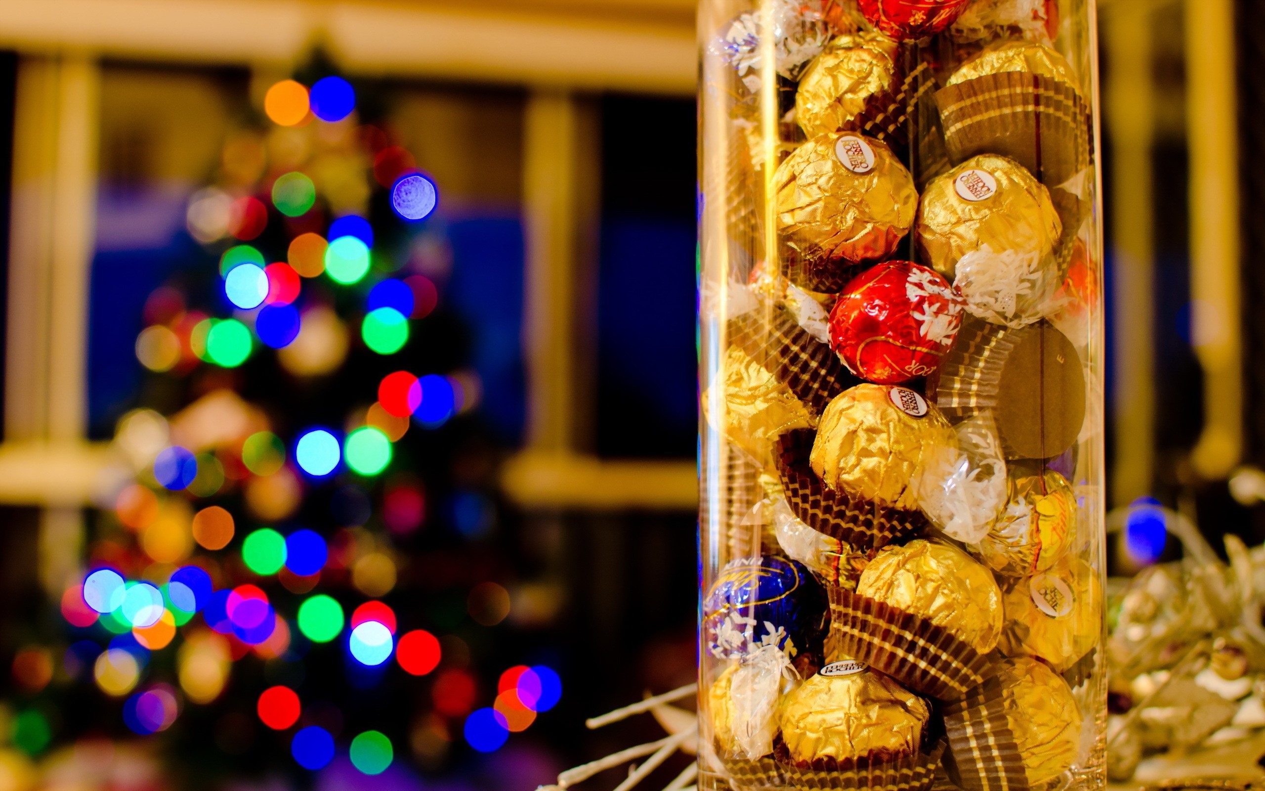 Ferrero Rocher chocolates in a vase with Christmas tree HD Wallpaper