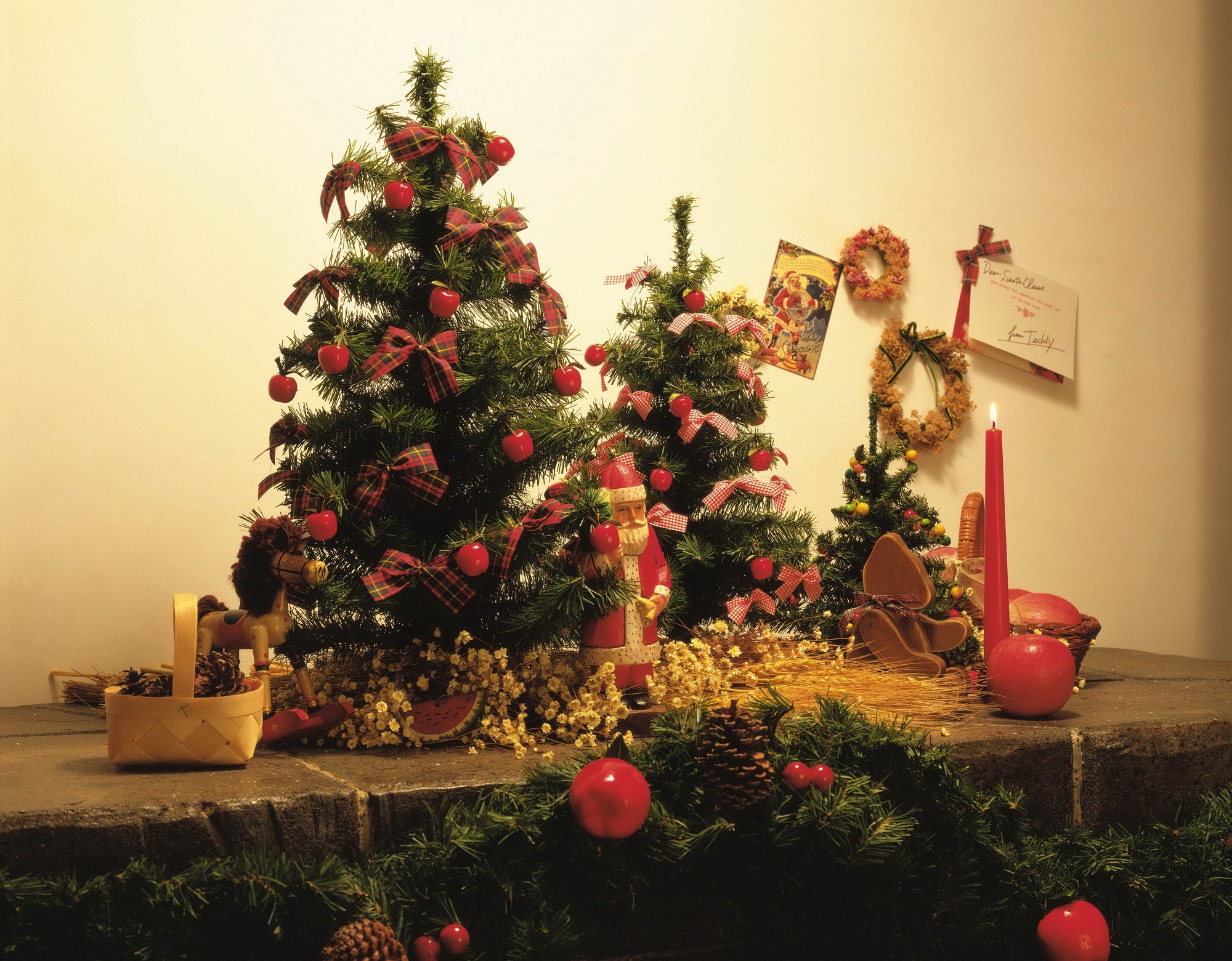 Christmas trees with ornaments and decorations HD Wallpaper