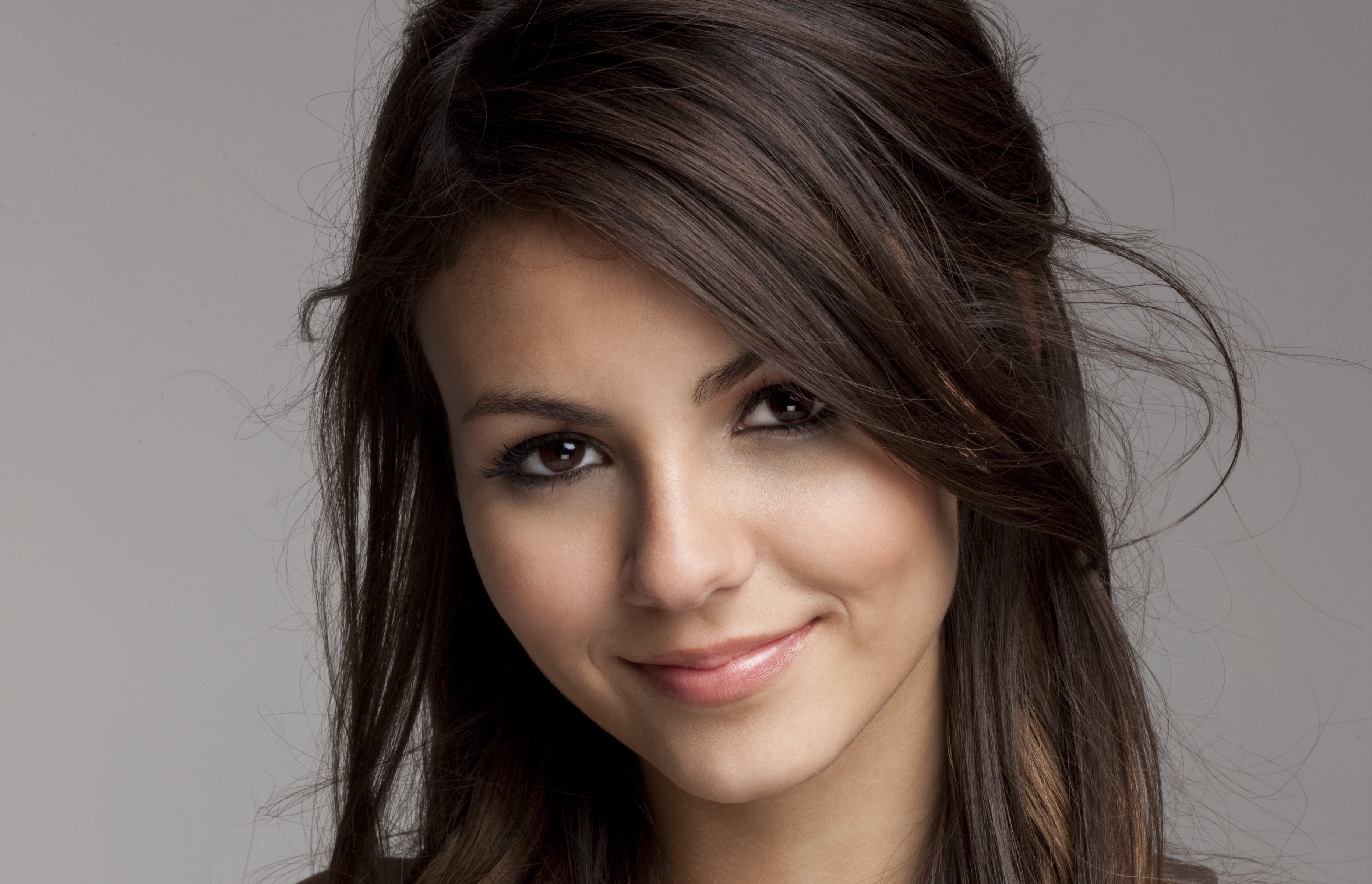 Victoria Justice smiling HD Wallpaper
