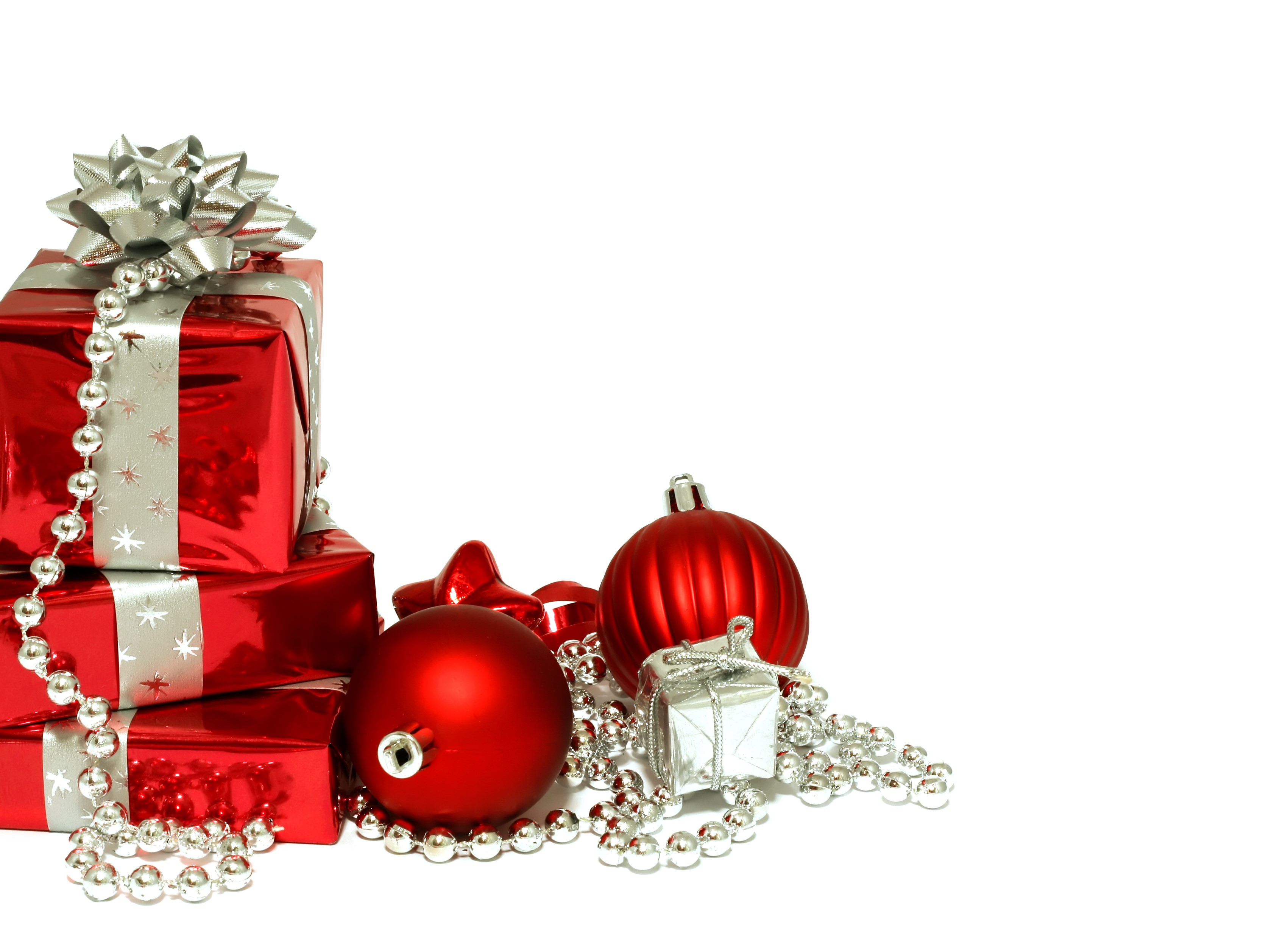 Red Christmas gifts with silver ribbon and ornaments HD Wallpaper