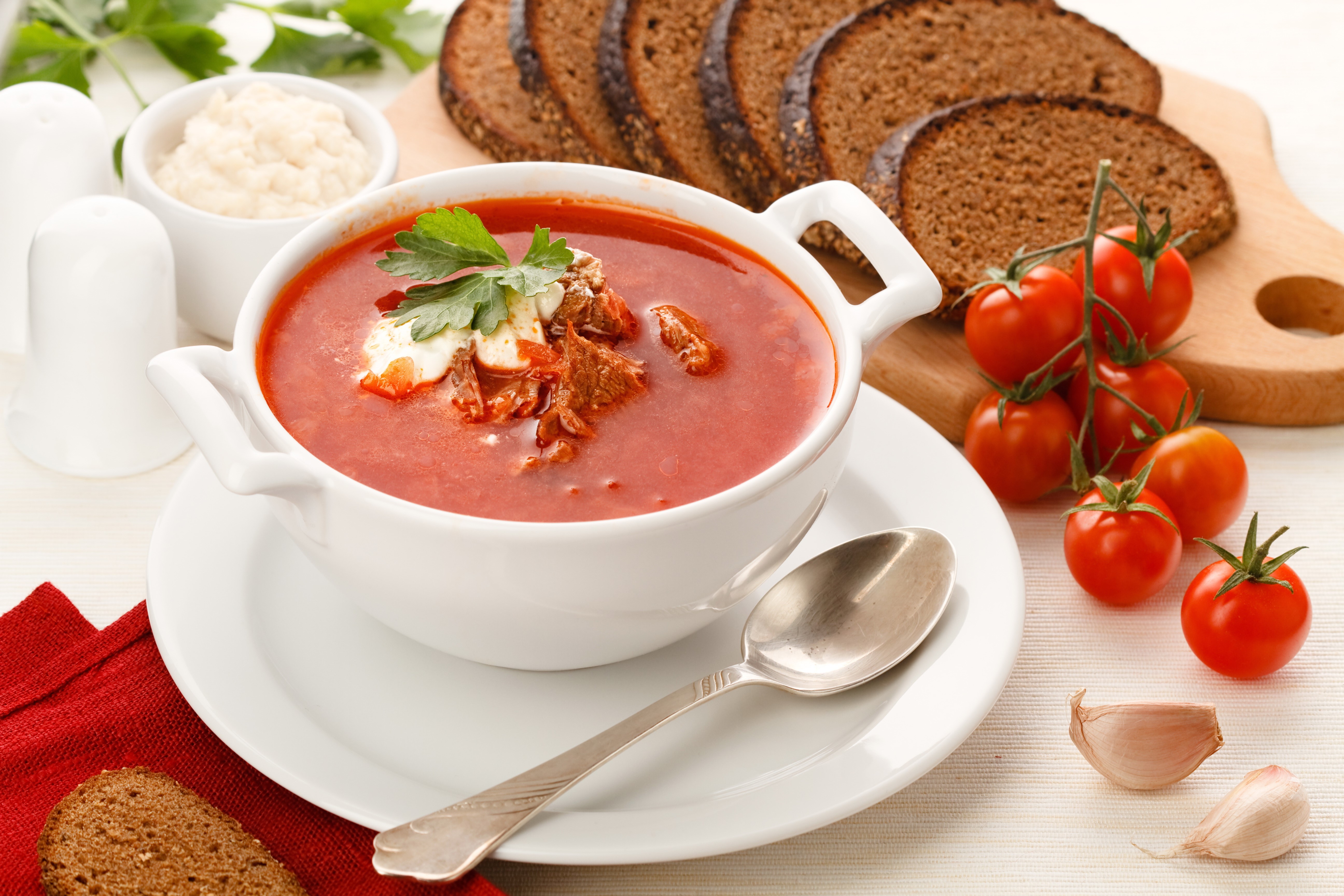 Borscht soup with bread and tomatoes HD Wallpaper