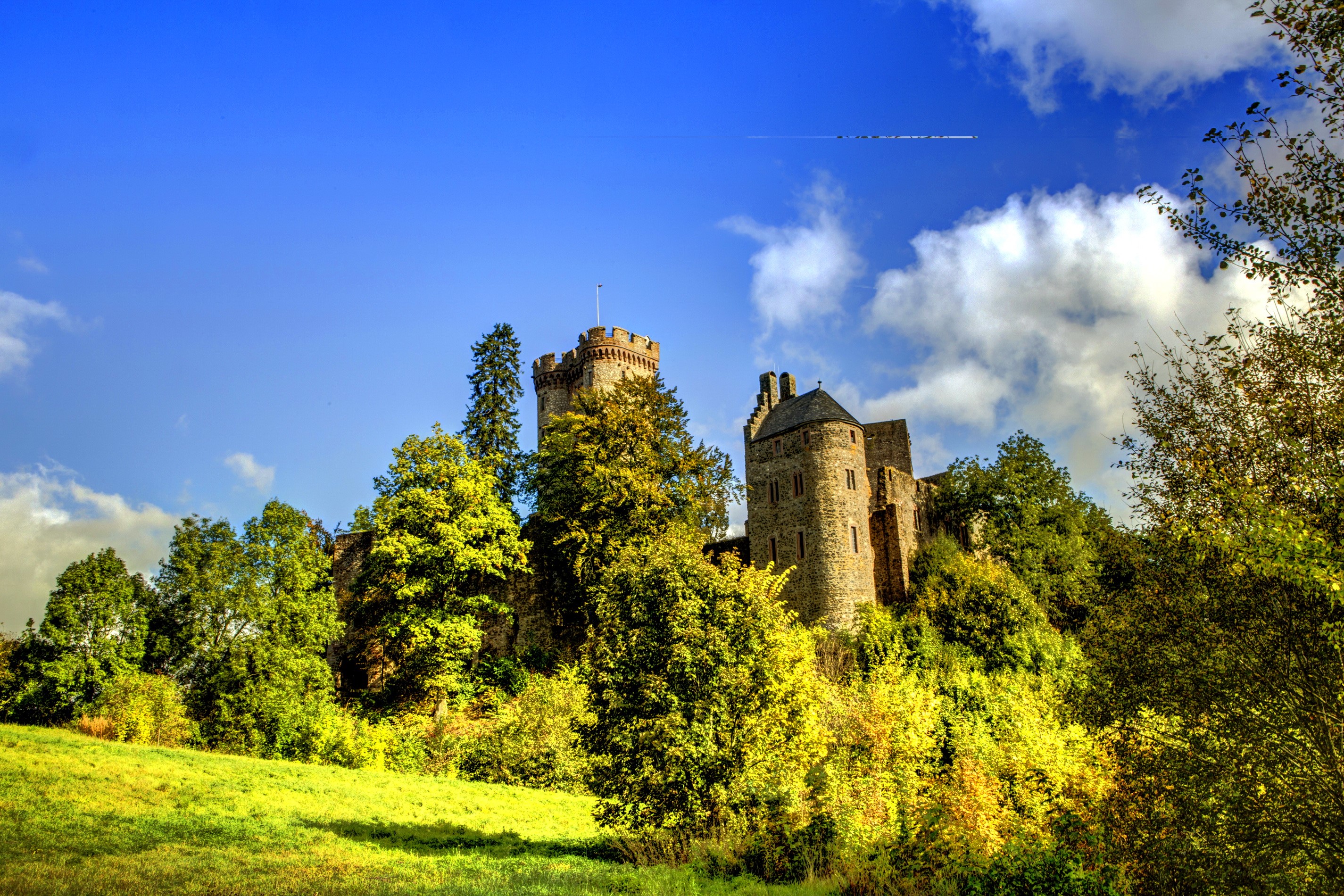 Kasselburg Castle in Germany under a blue sky HD Wallpaper
