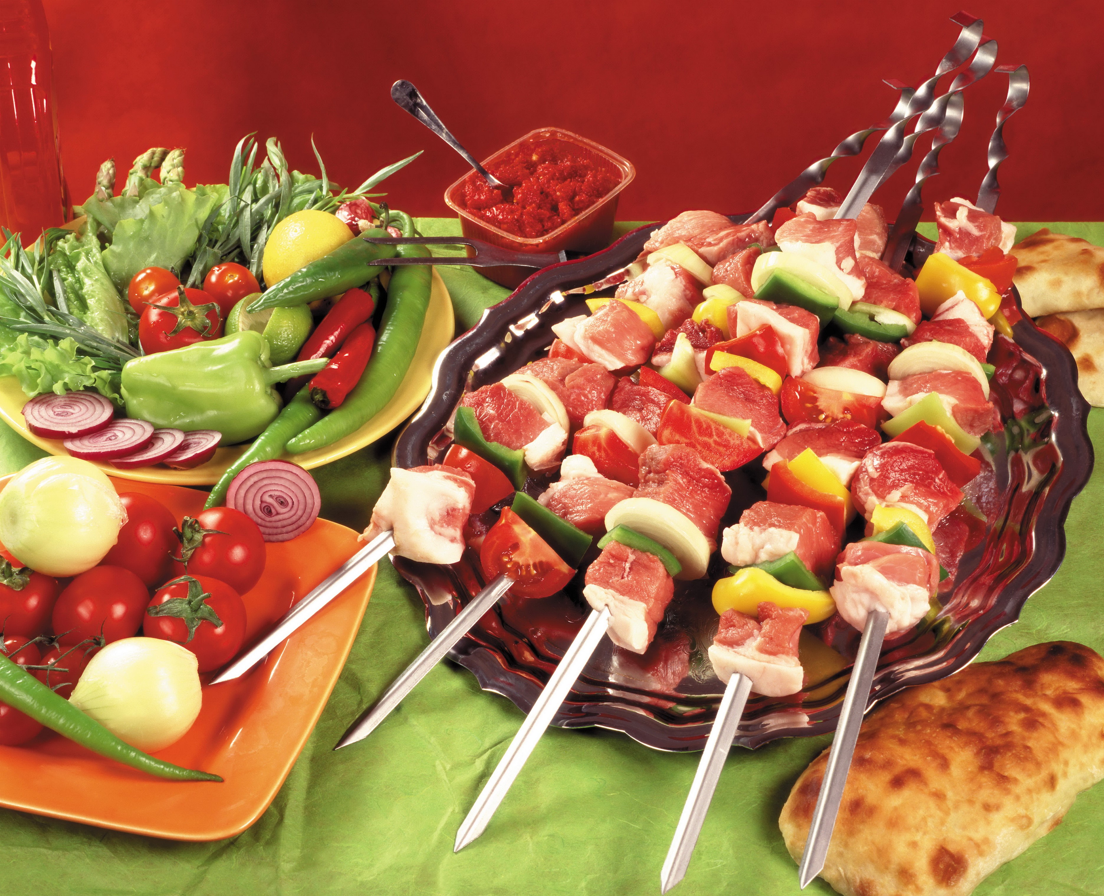 Raw meat and vegetable skewers with salad and bread HD Wallpaper
