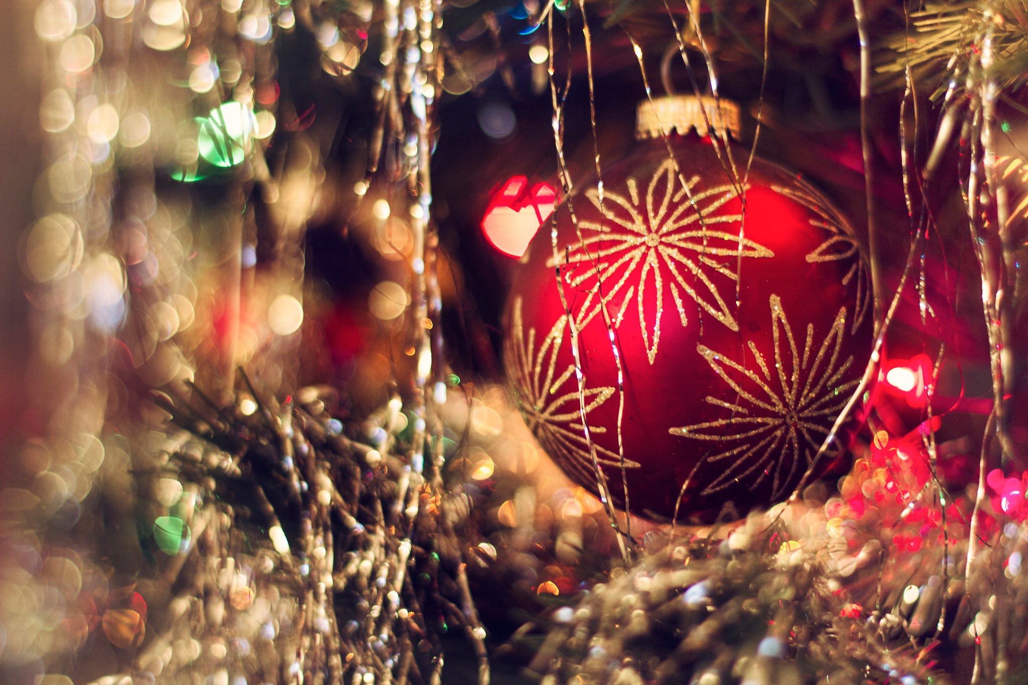 Red Christmas ornament with star pattern on tree HD Wallpaper