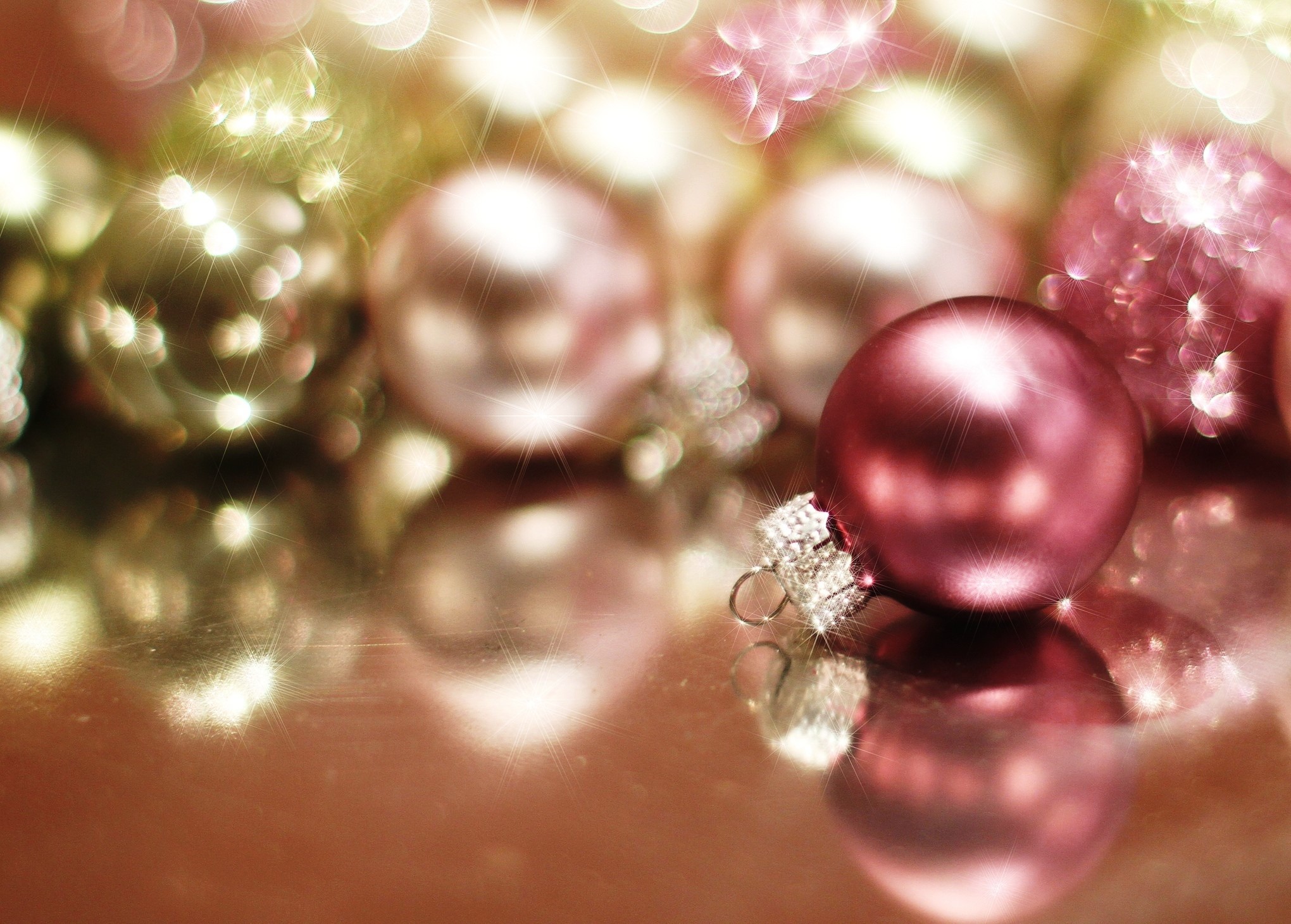 Christmas ornaments with bokeh and reflections HD Wallpaper