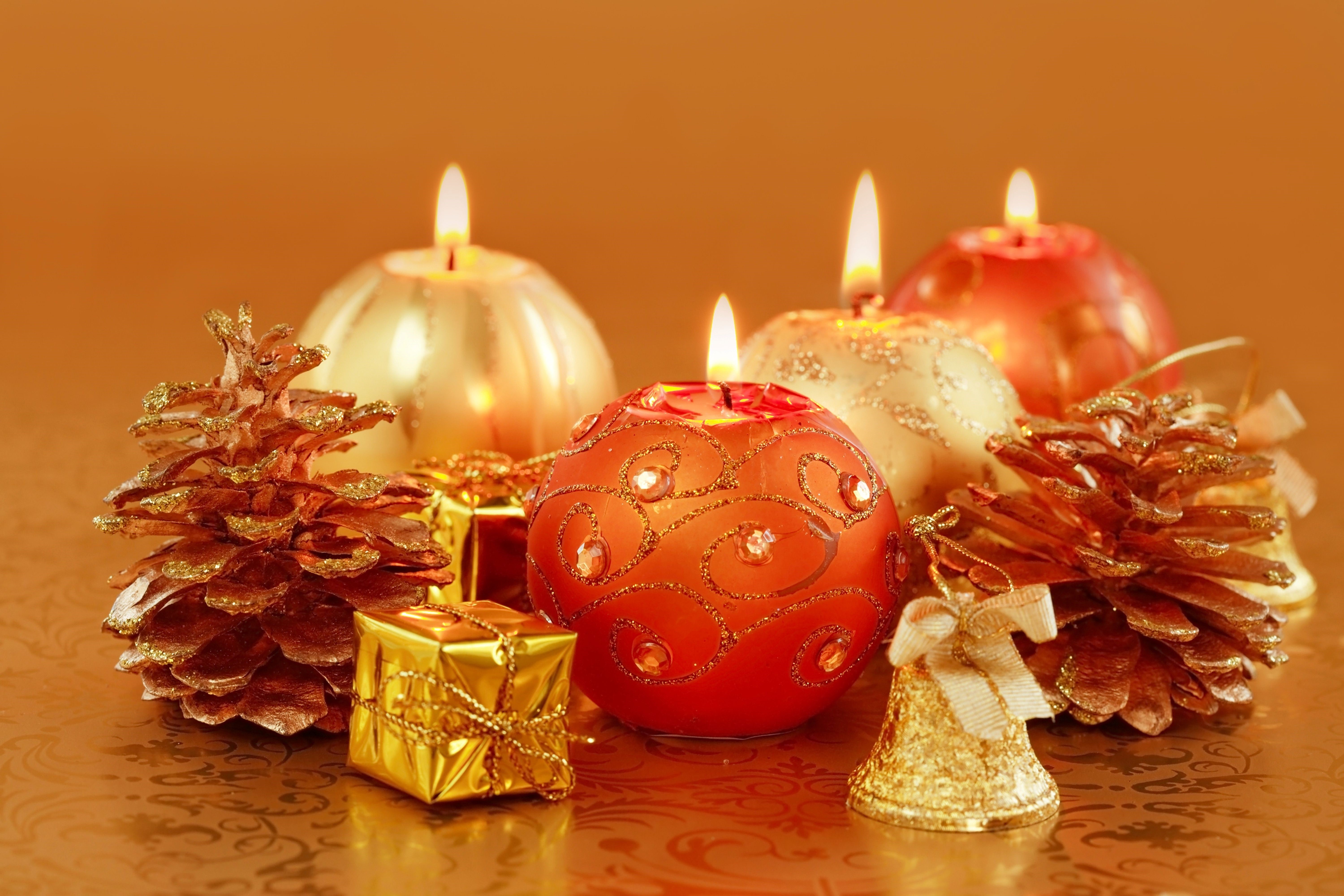 Christmas candles and decorations with pine cones HD Wallpaper