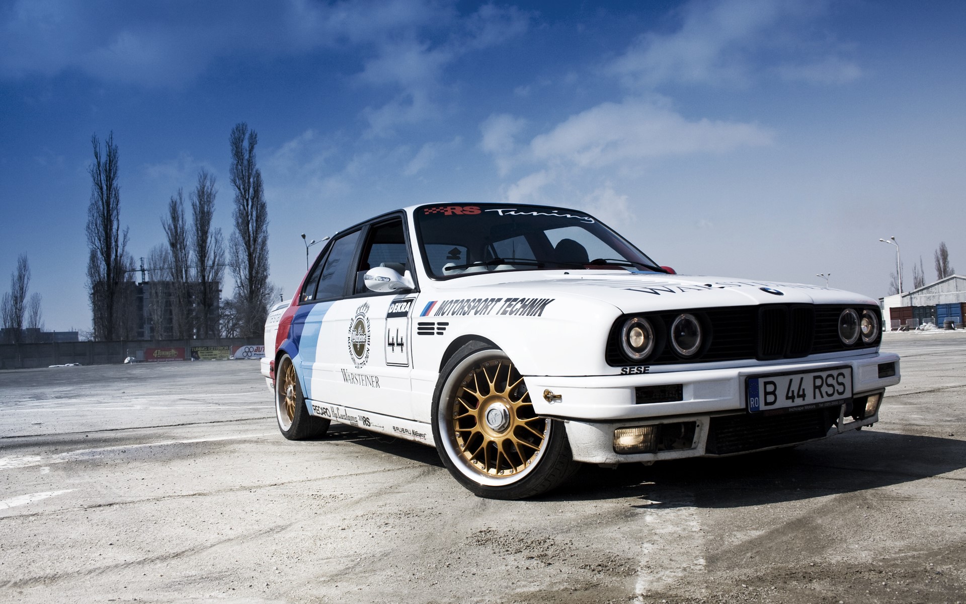 White BMW M3 E30 with racing livery HD Wallpaper