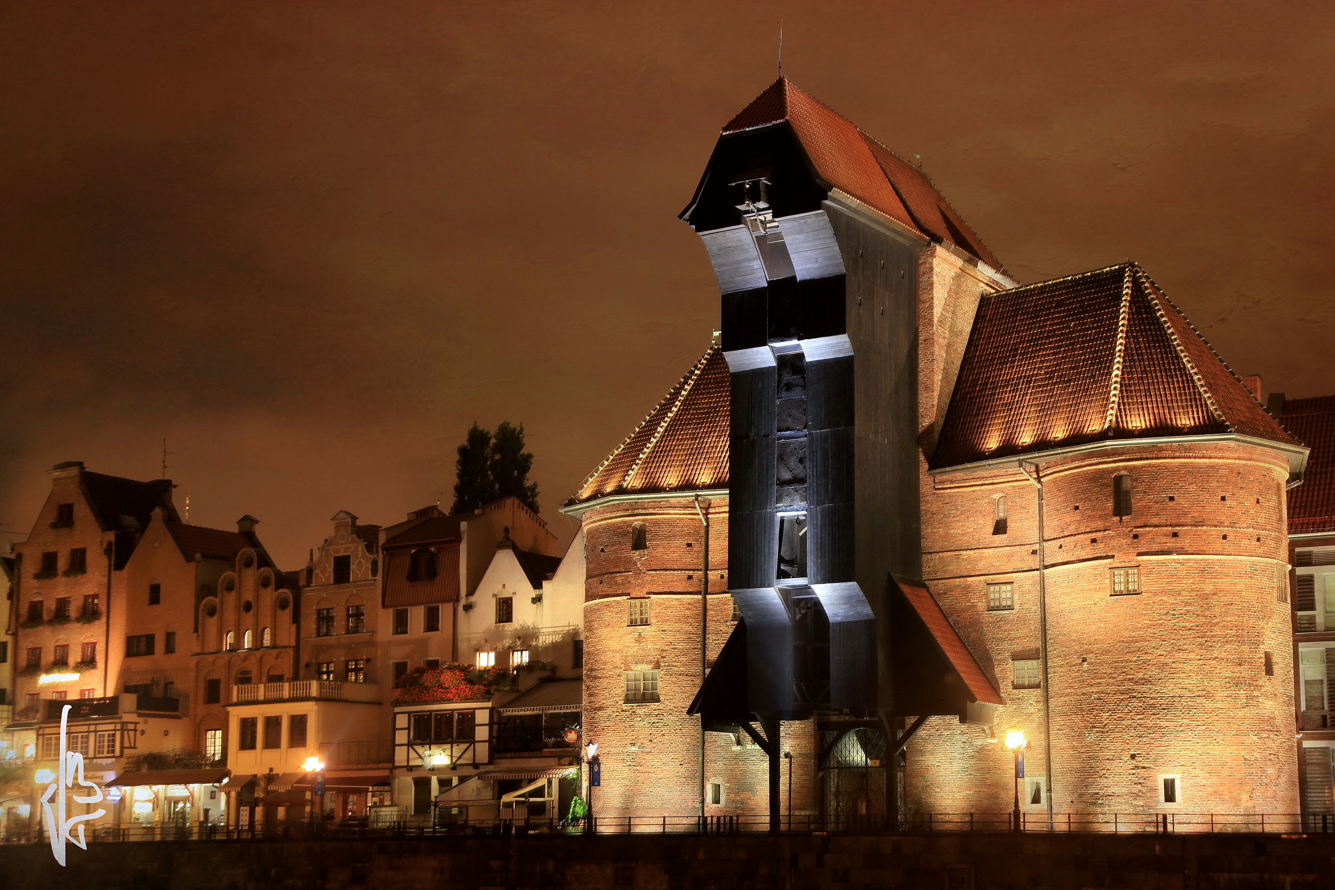 4K HDR night view of historic crane and houses in Poland HD Wallpaper