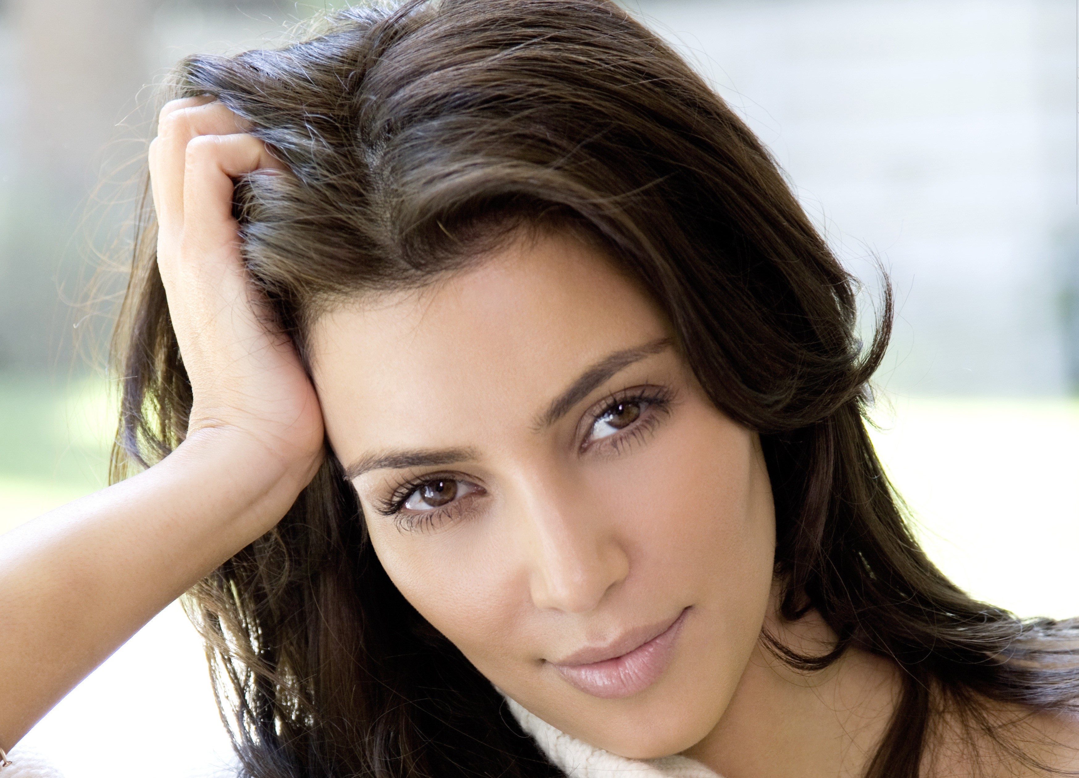 Kim Kardashian with hand in hair HD Wallpaper