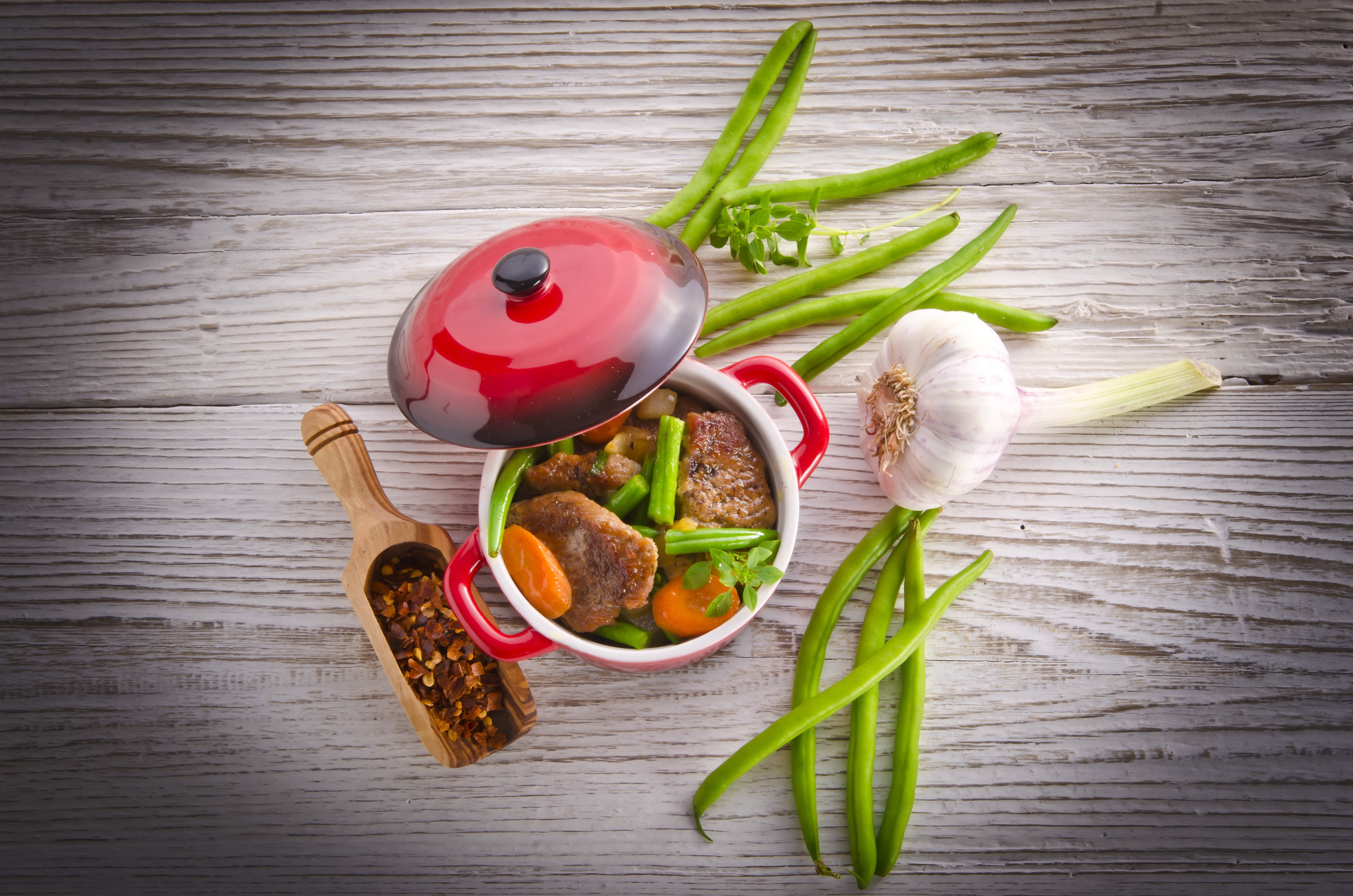 Stew in a pot with green beans and garlic HD Wallpaper