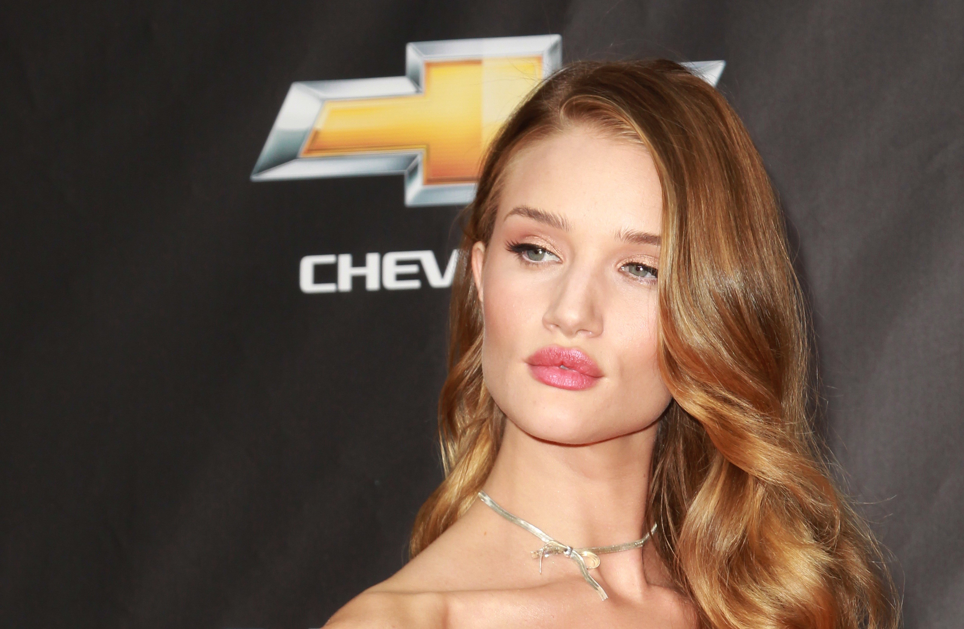 Rosie Huntington-Whiteley in front of Chevrolet logo HD Wallpaper