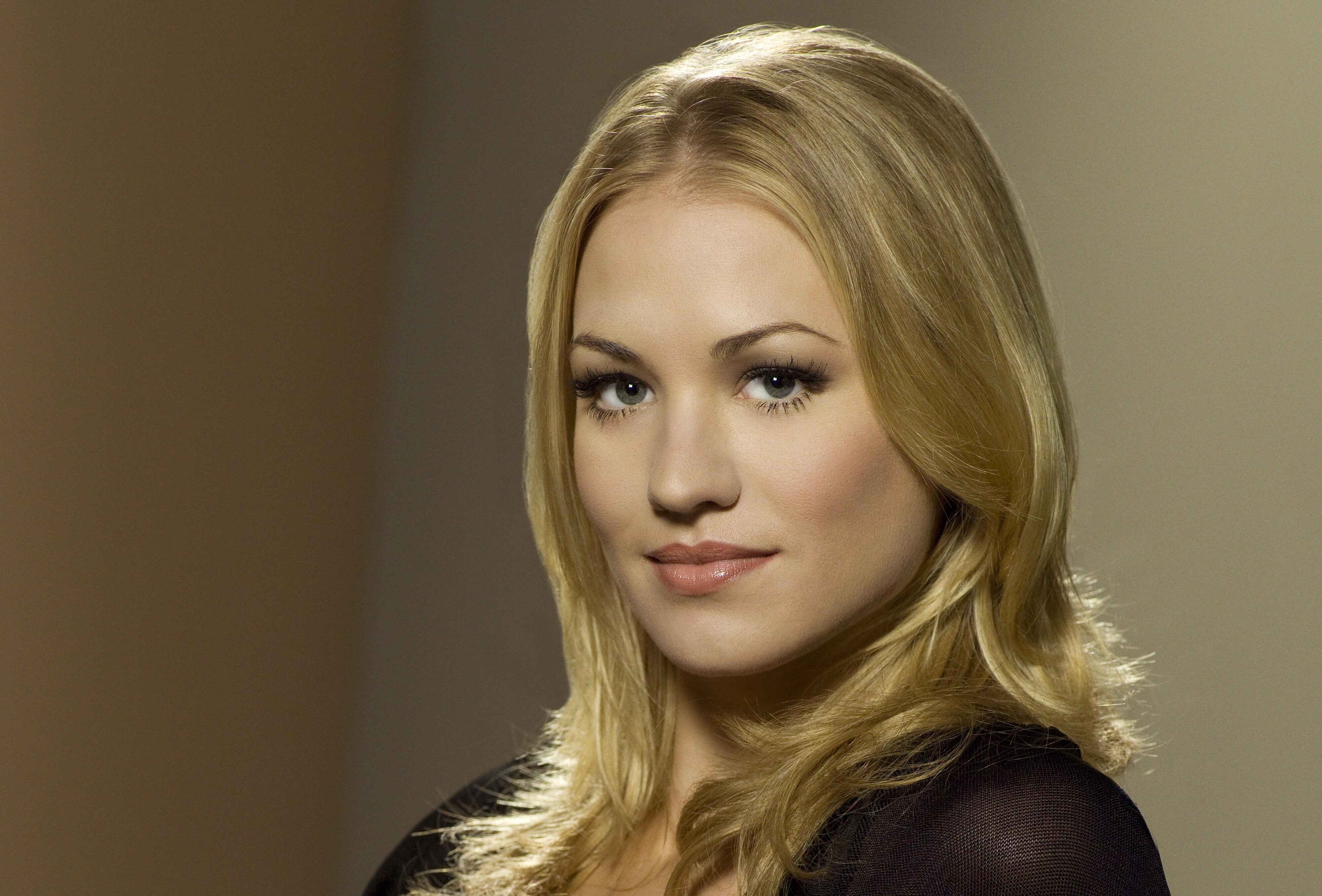 Yvonne Strahovski HD Wallpaper