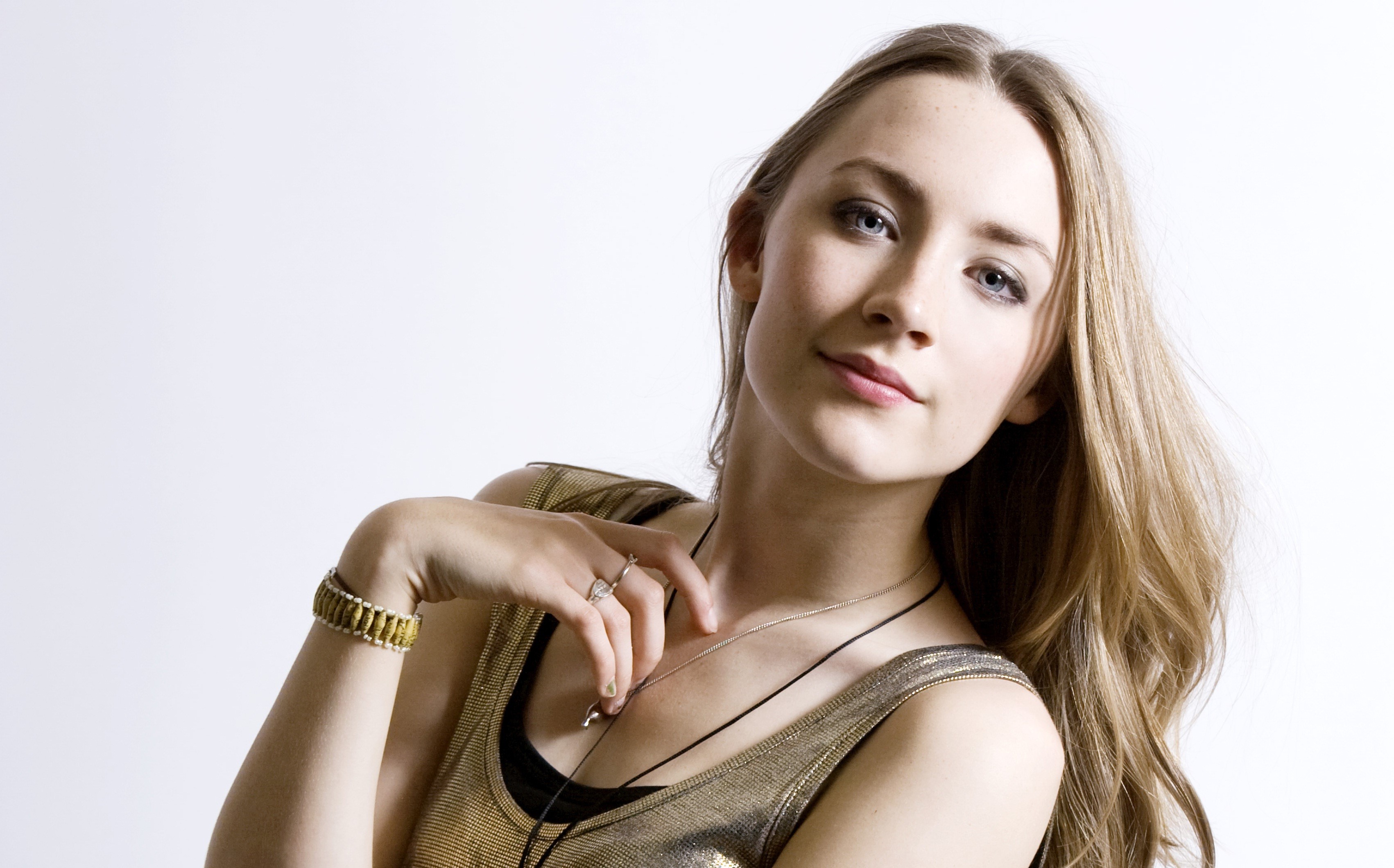 Saoirse Ronan with blonde hair and jewelry HD Wallpaper