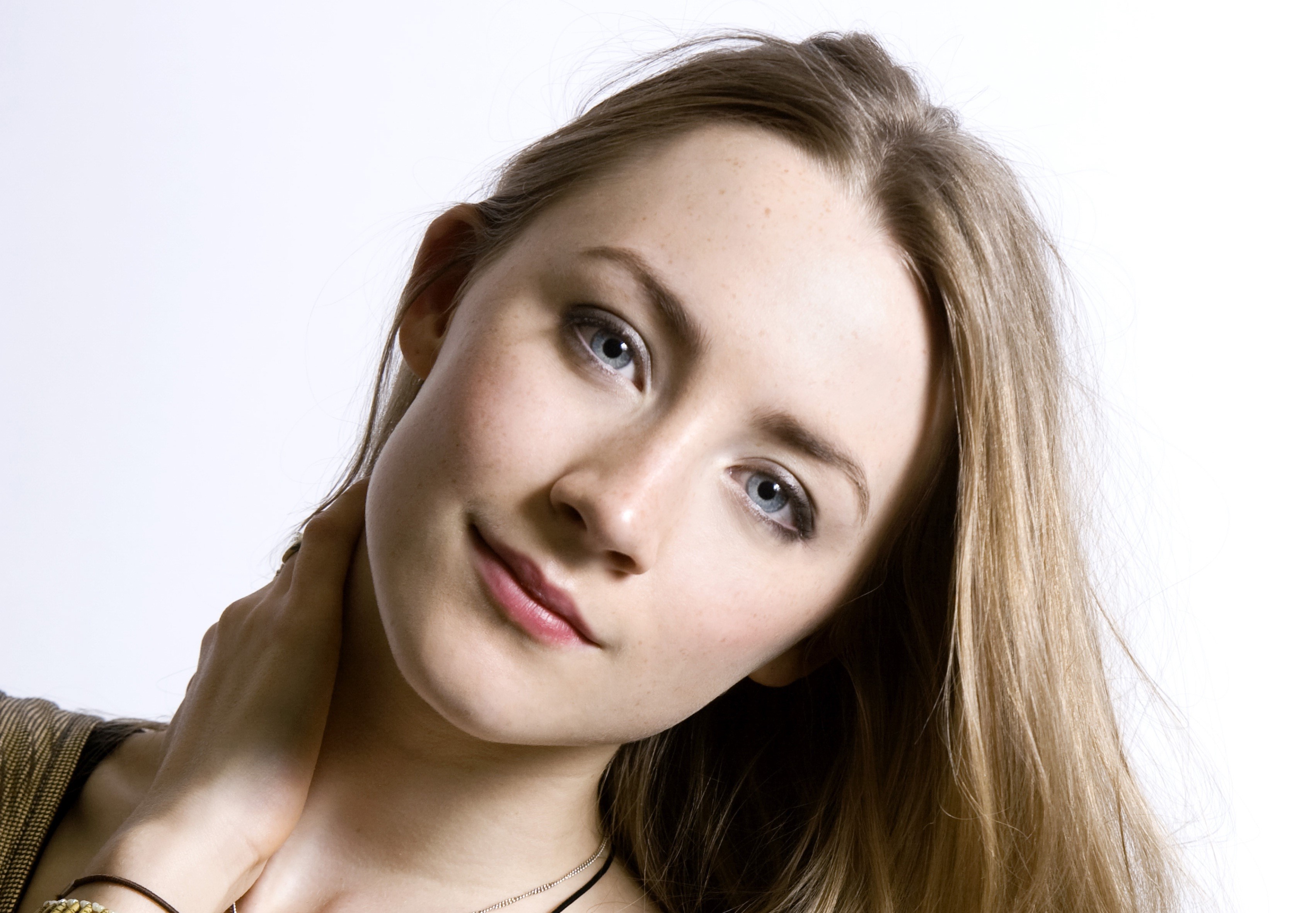 Saoirse Ronan with dark blonde hair HD Wallpaper