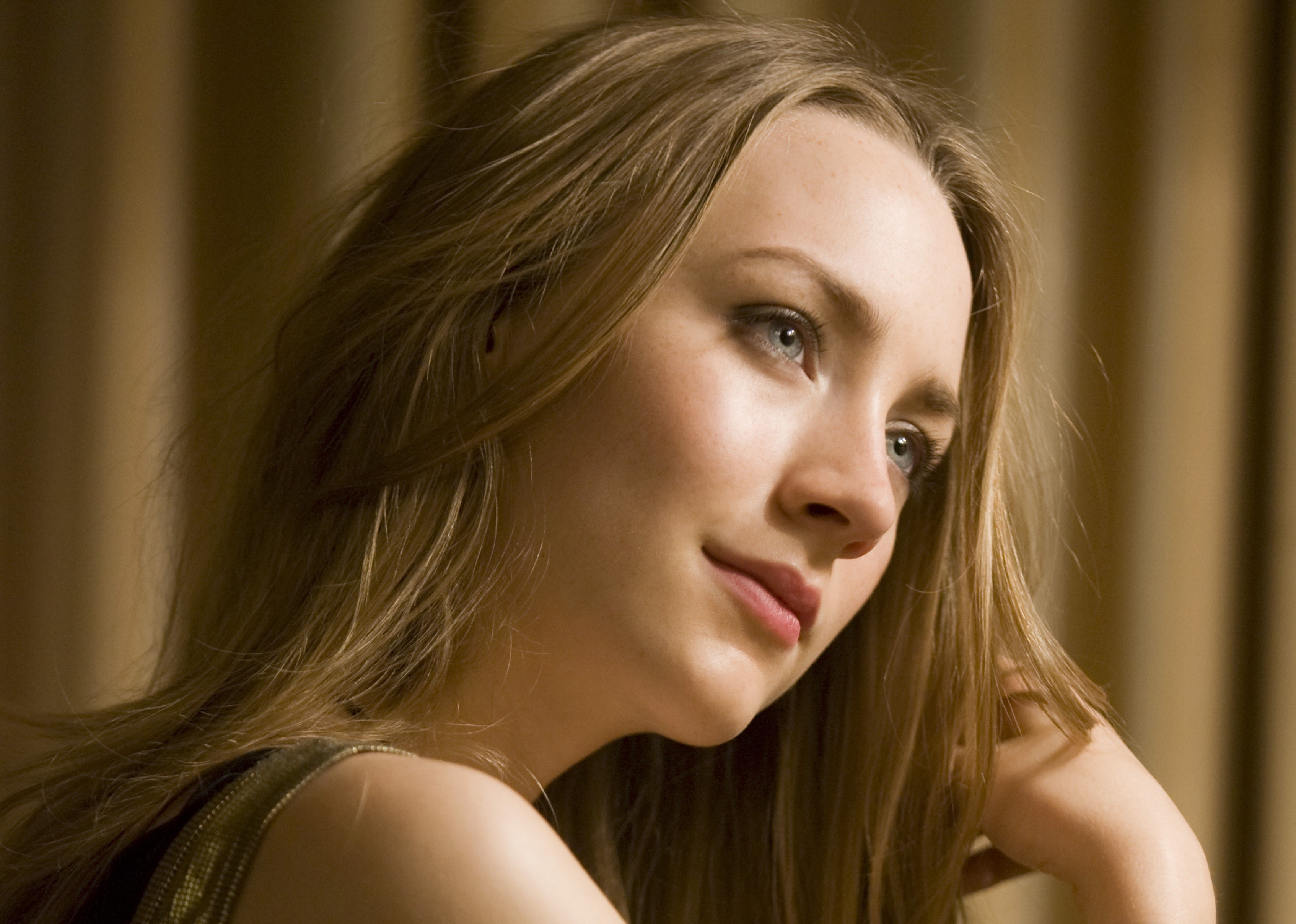 Saoirse Ronan looking to the side HD Wallpaper