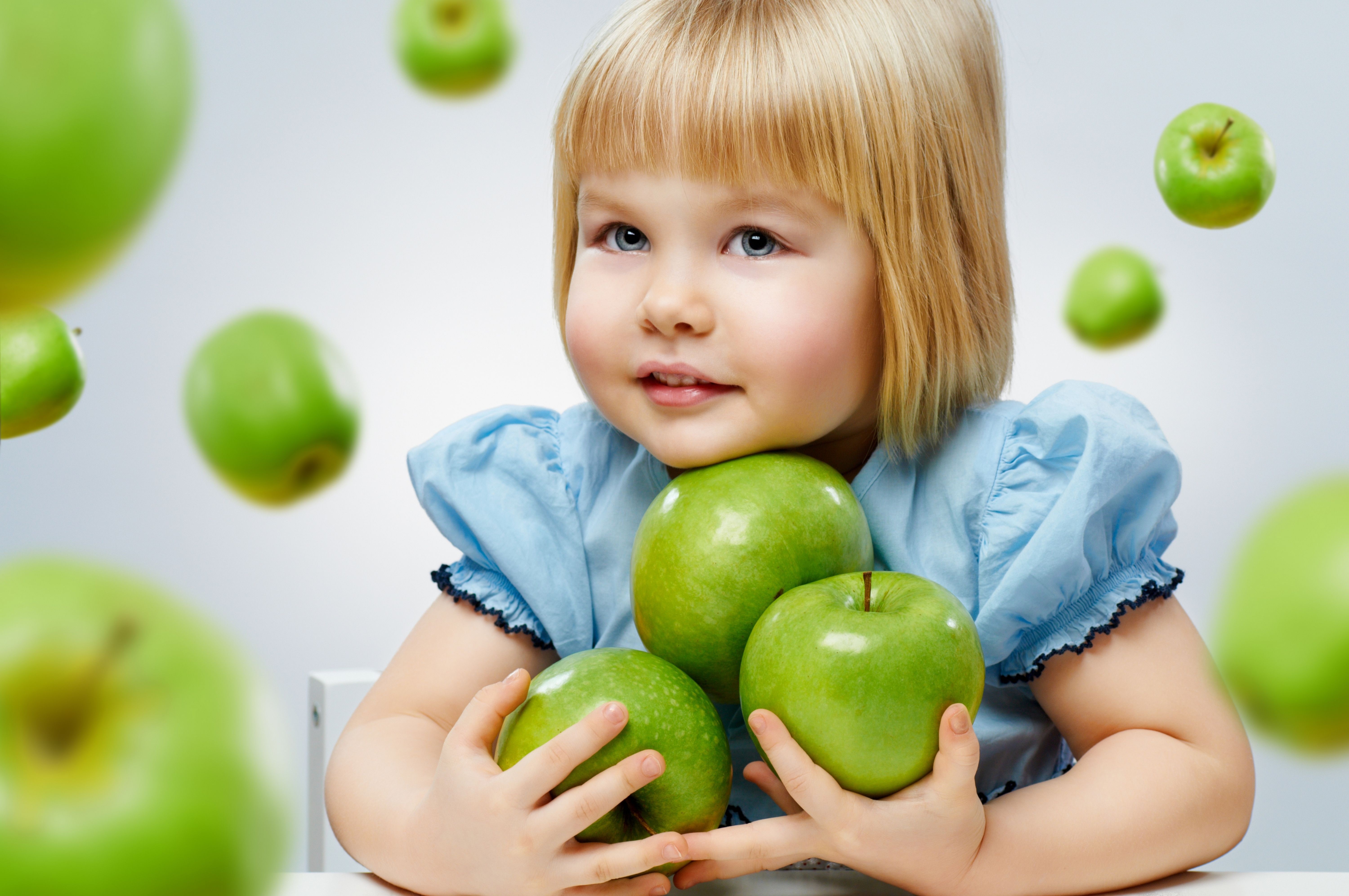 Little girl holding green apples HD Wallpaper
