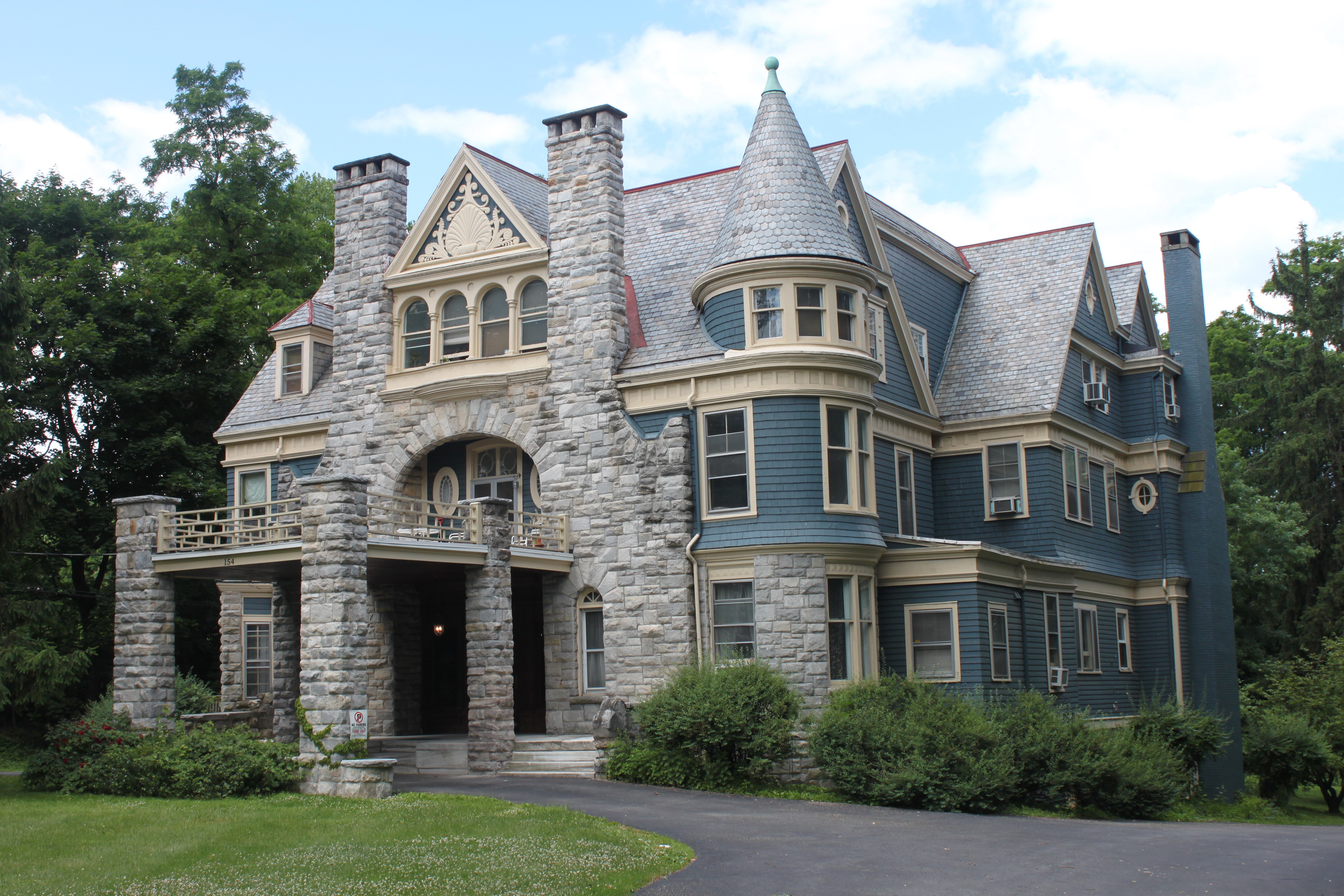 Stone and Blue Mansion in New York City HD Wallpaper