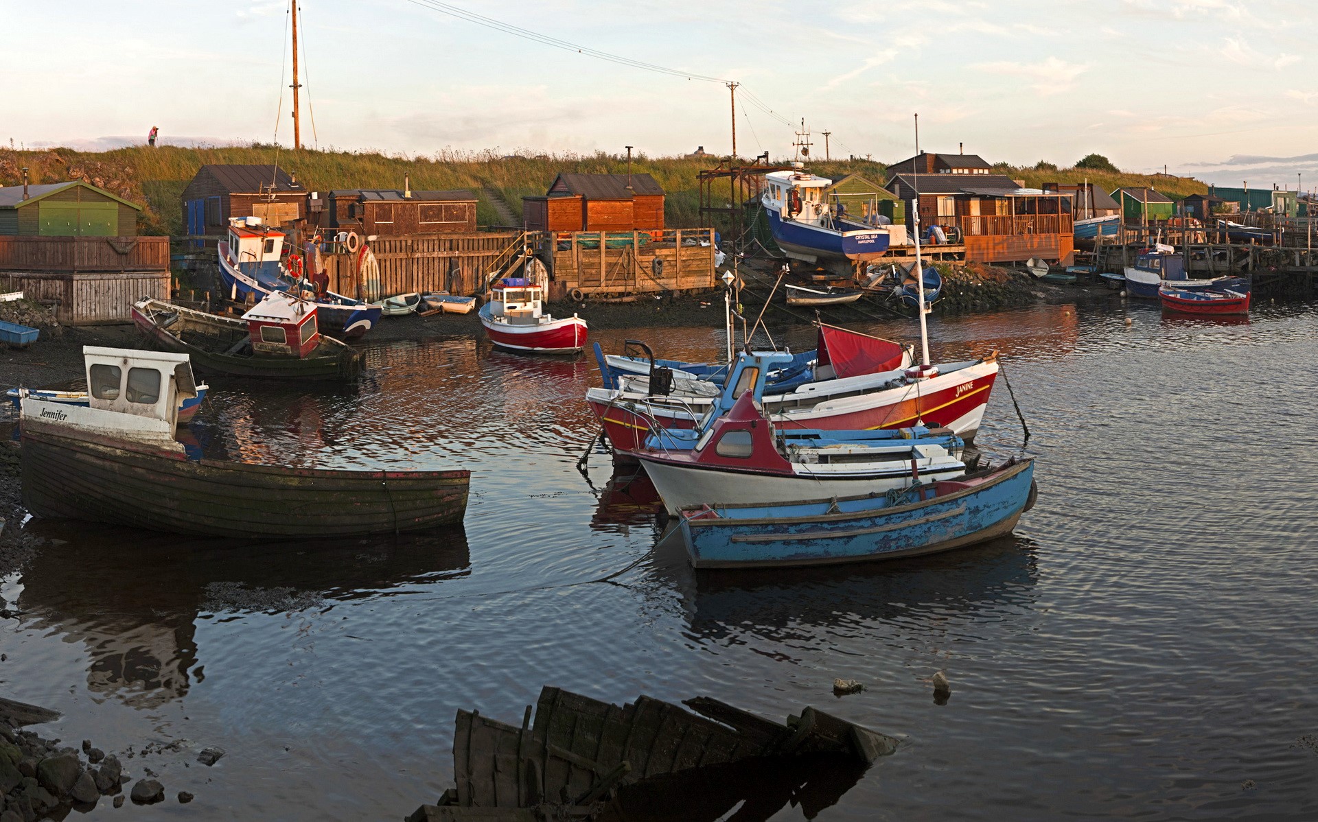 Boats docked in a harbor at sunset HD Wallpaper