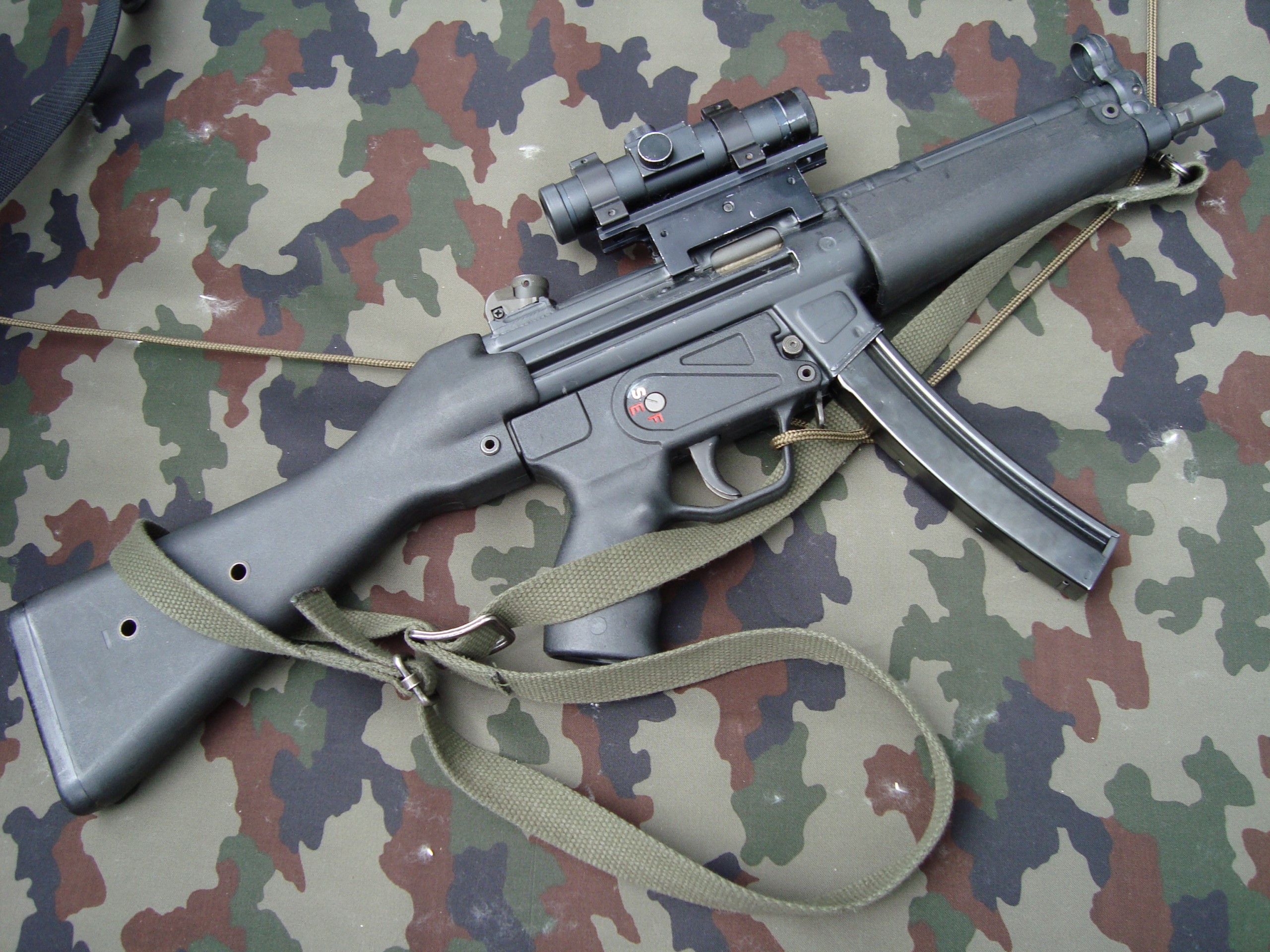 Heckler & Koch MP5 submachine gun with scope HD Wallpaper
