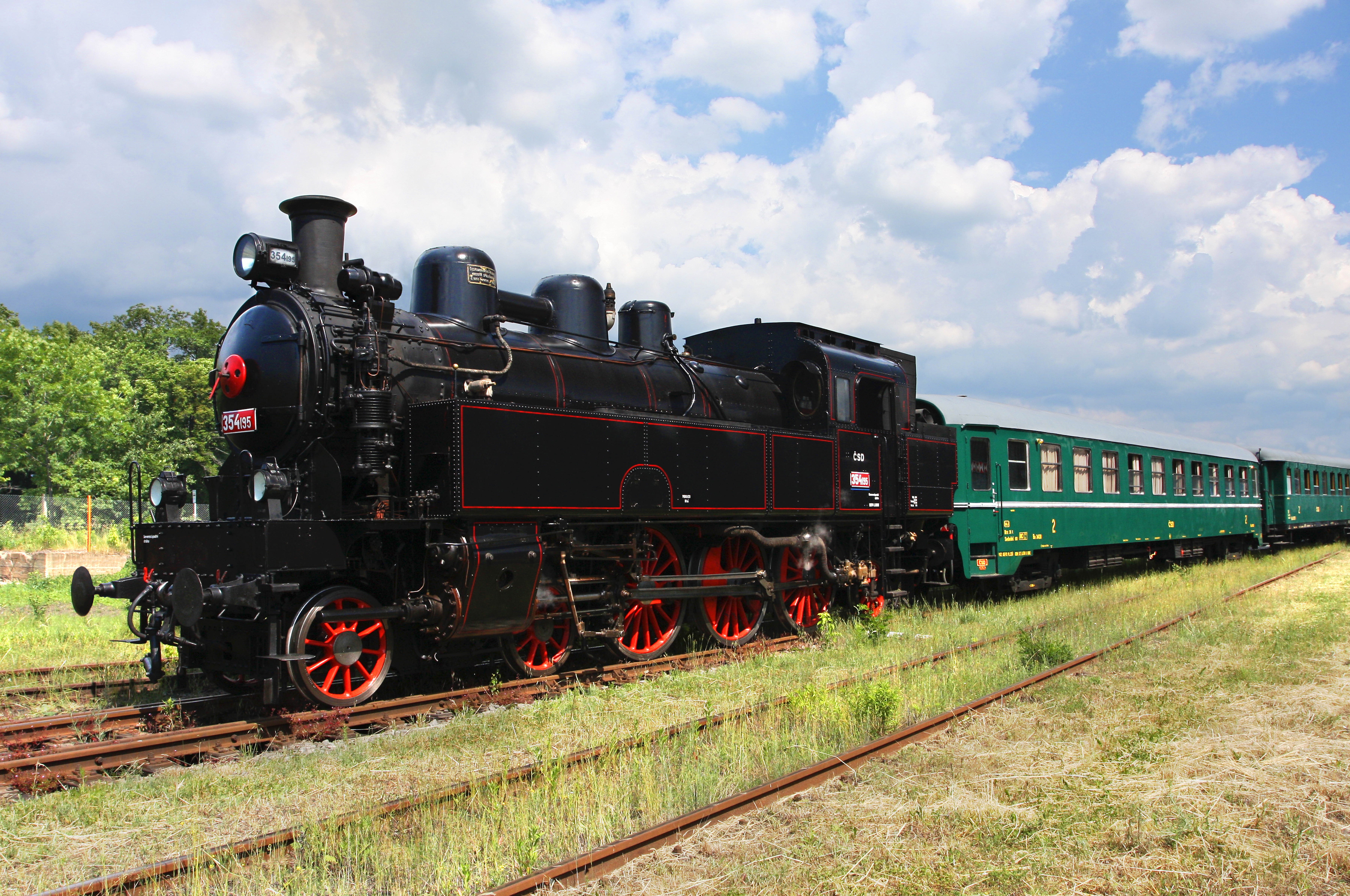 Black steam locomotive with green train cars HD Wallpaper