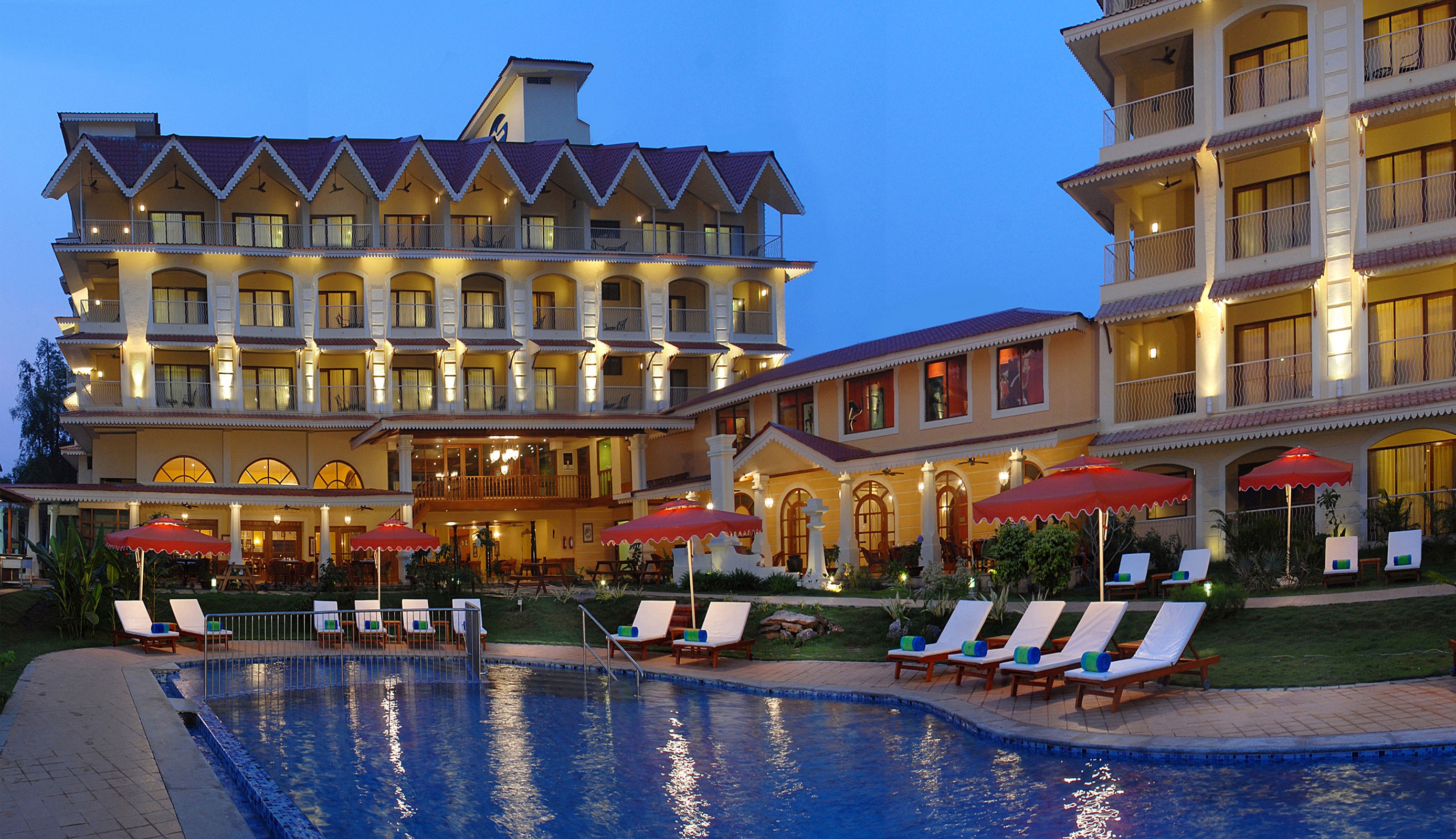 Resort hotel with swimming pool and sunloungers HD Wallpaper