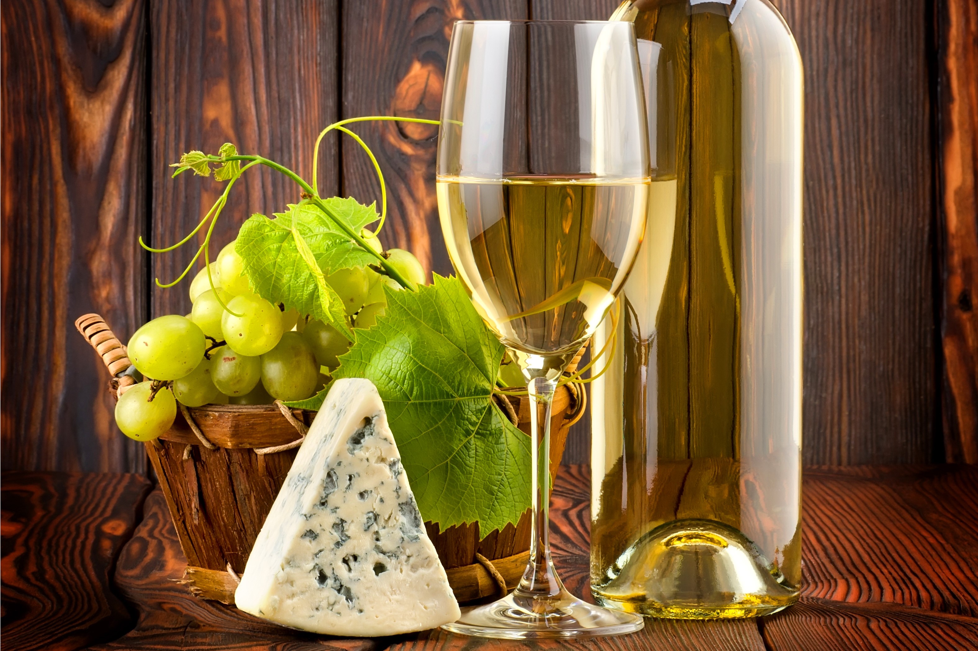 White wine with grapes and blue cheese HD Wallpaper