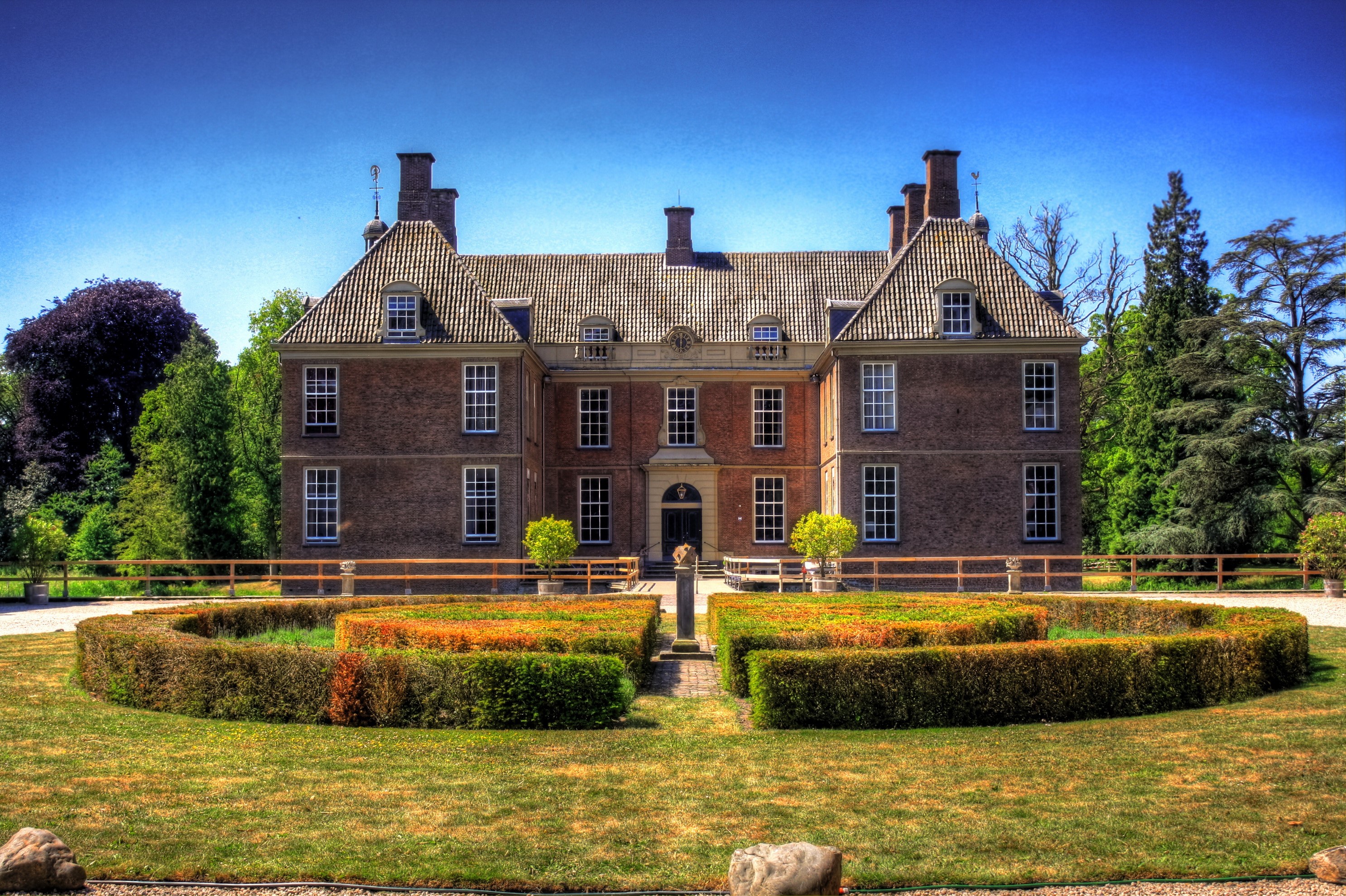 Slangenburg Castle in the Netherlands with formal gardens HD Wallpaper
