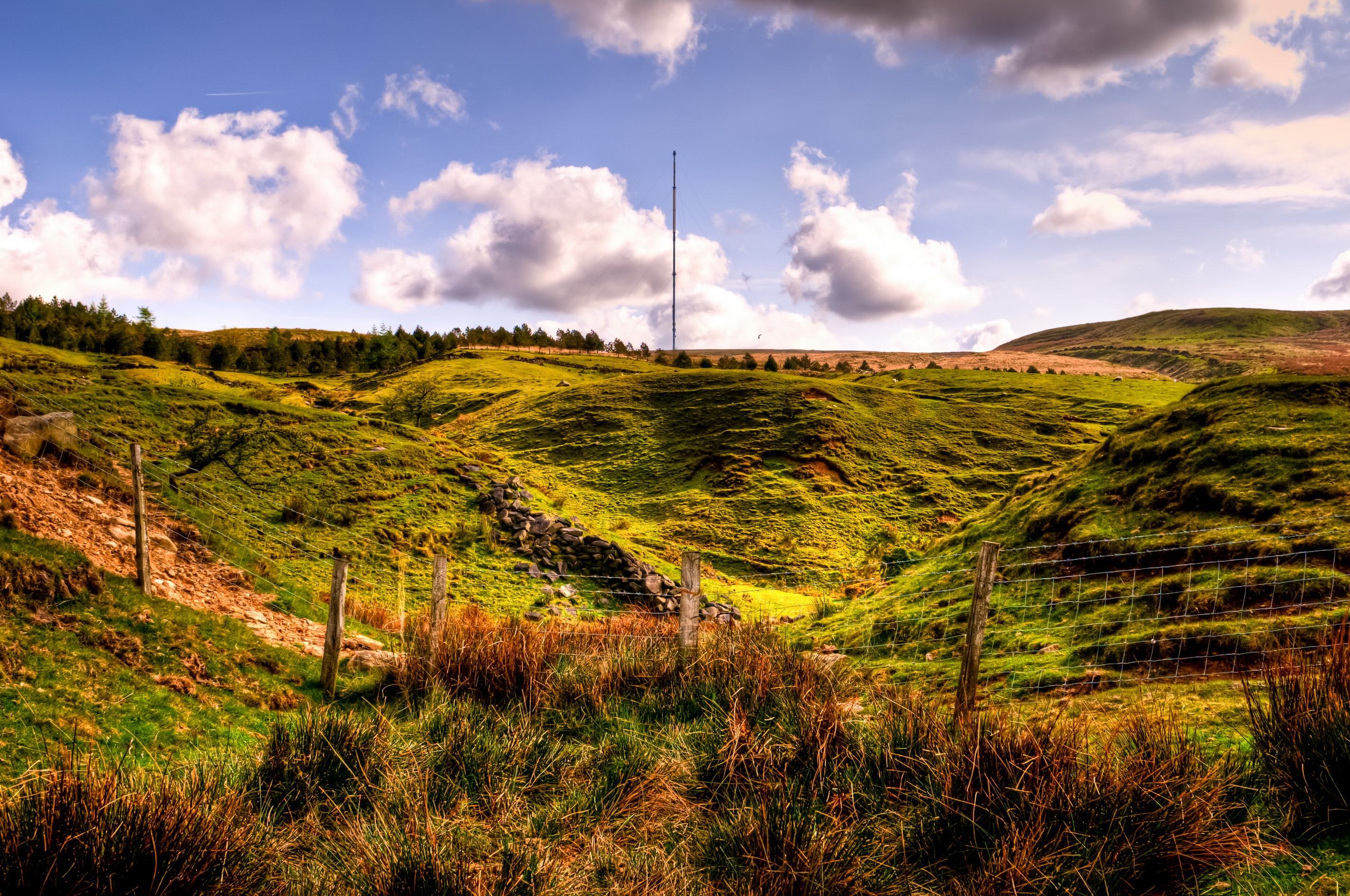 Rolling green hills with a tall tower in England HD Wallpaper
