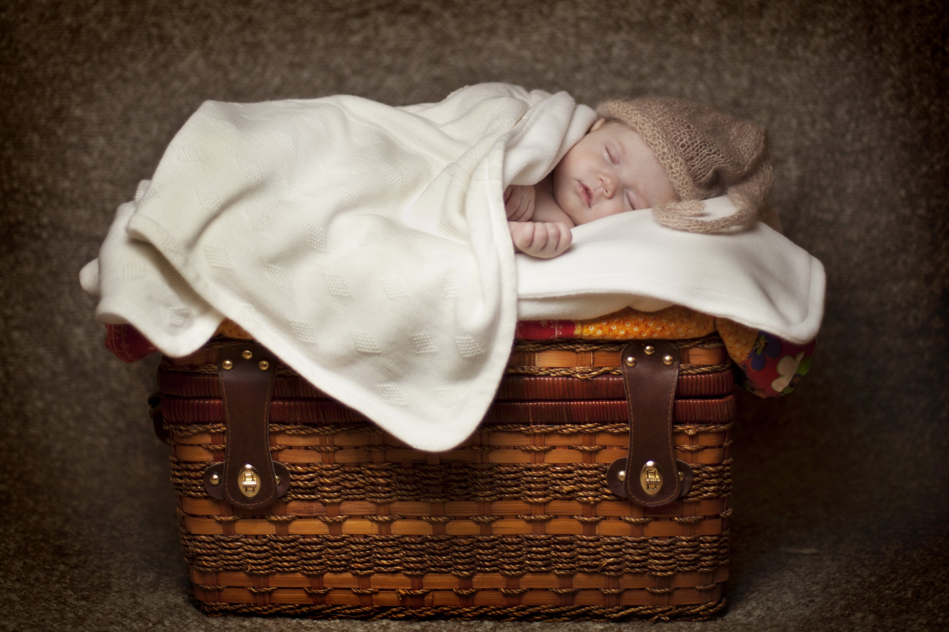 Baby sleeping in a basket HD Wallpaper