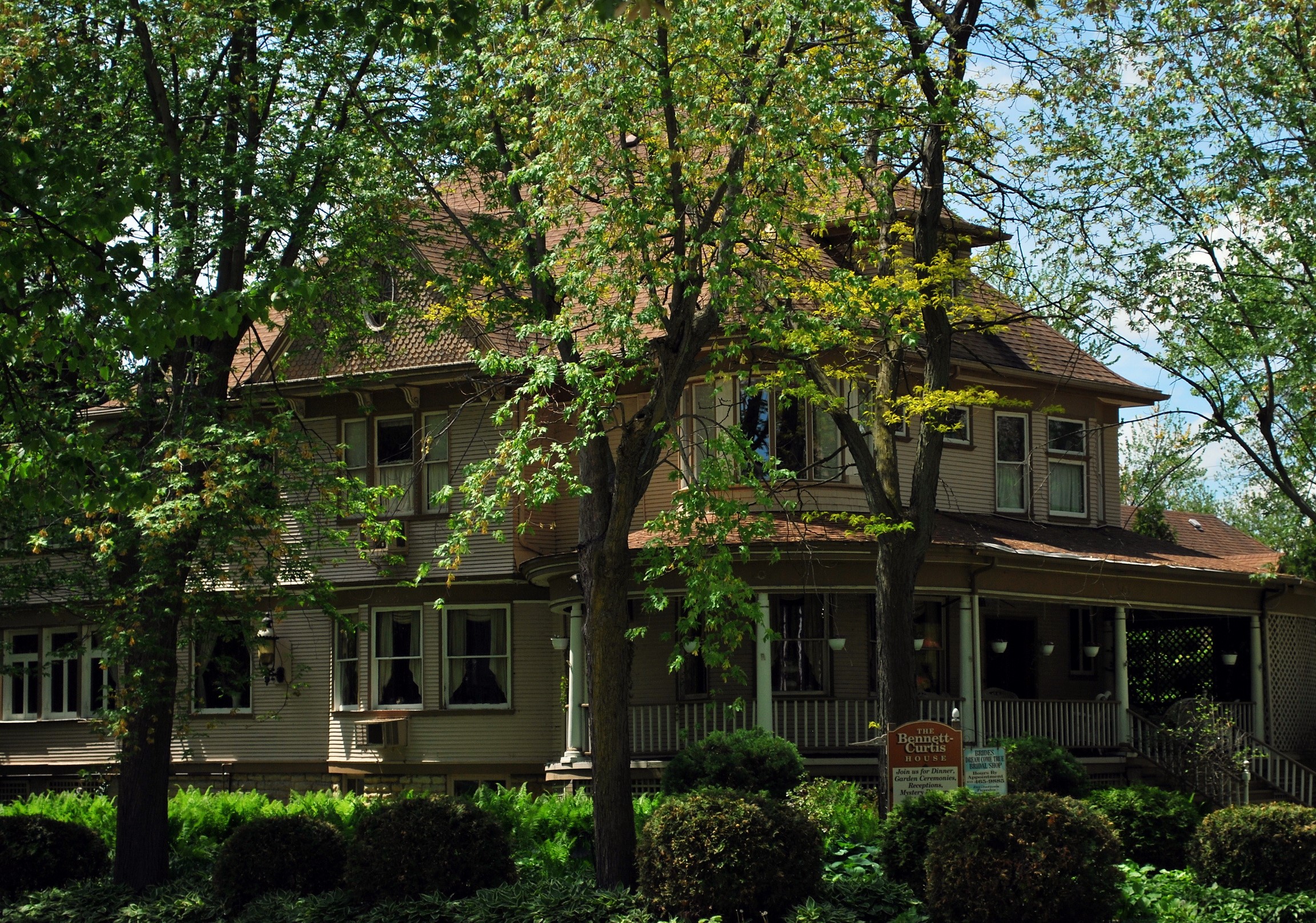 Bennett-Curtis House surrounded by trees and shrubs HD Wallpaper