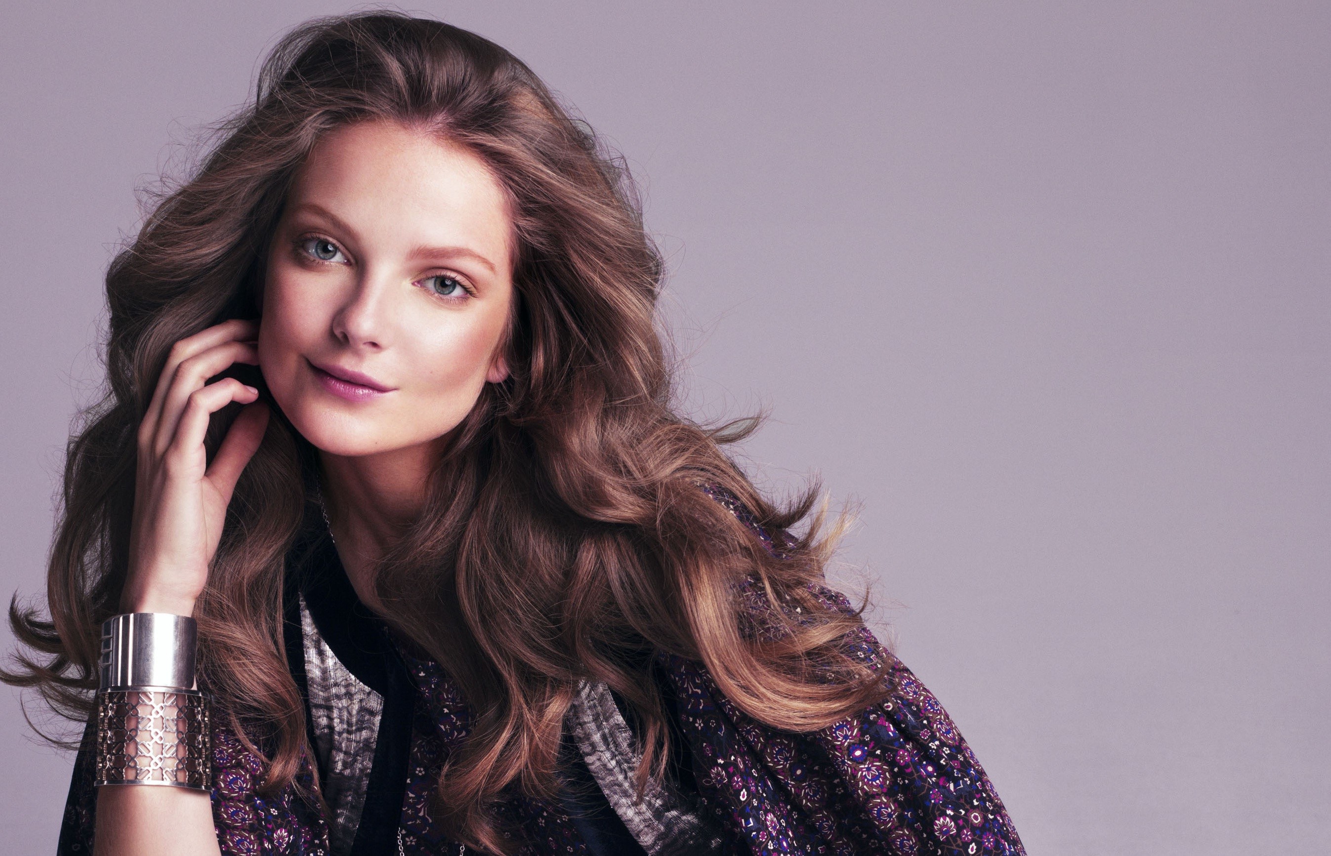 Eniko Mihalik with long brown hair and jewelry HD Wallpaper