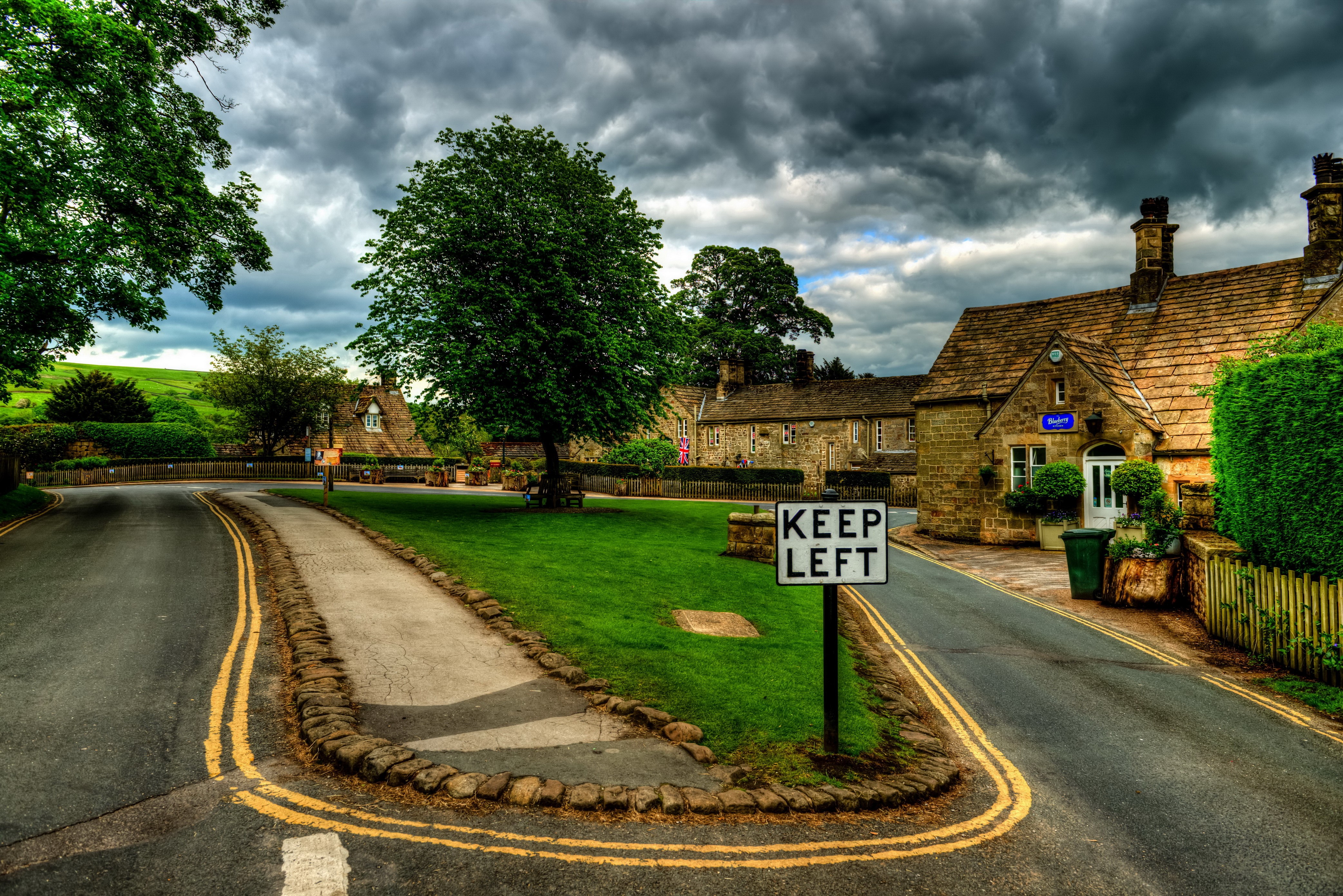 Road in a village in the United Kingdom HD Wallpaper