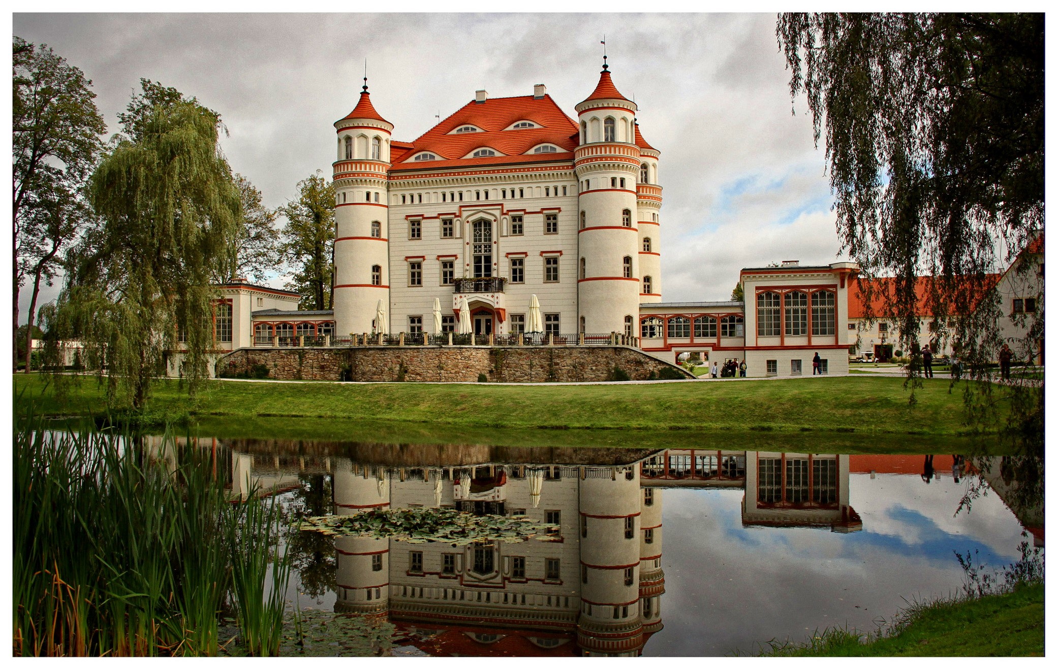 Palace reflected in a lake in Poland HD Wallpaper