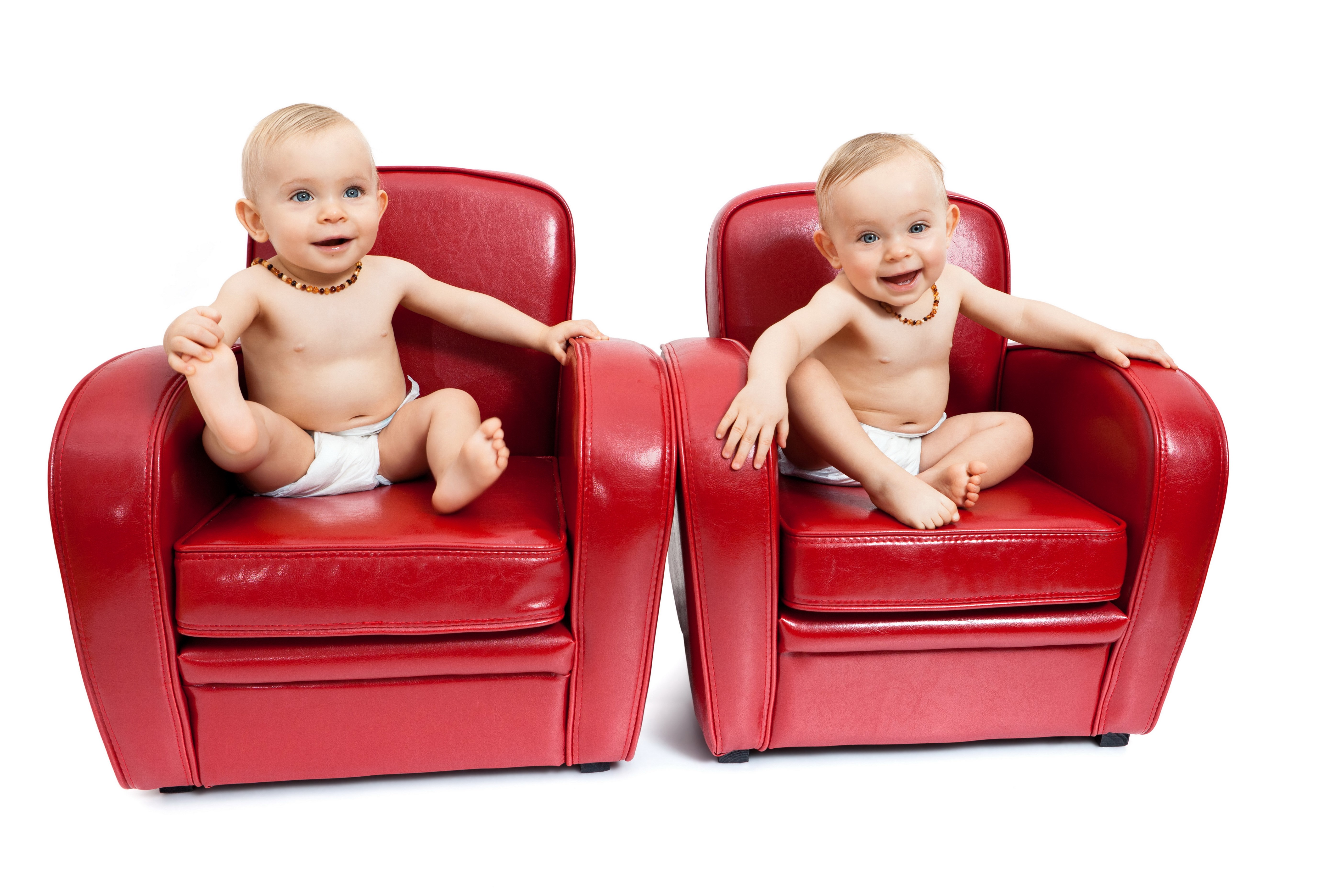 Two babies in red armchairs HD Wallpaper
