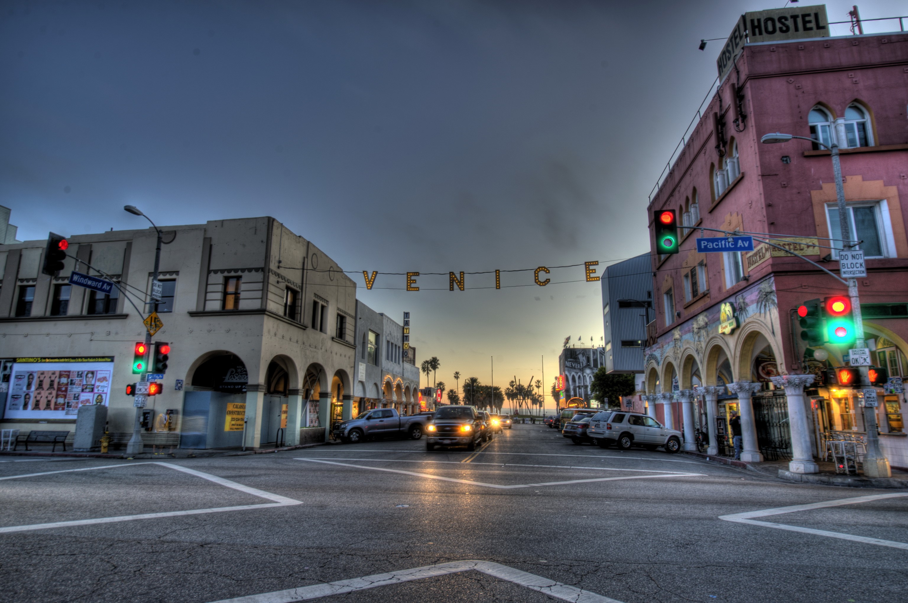 Venice sign over street intersection in California HD Wallpaper
