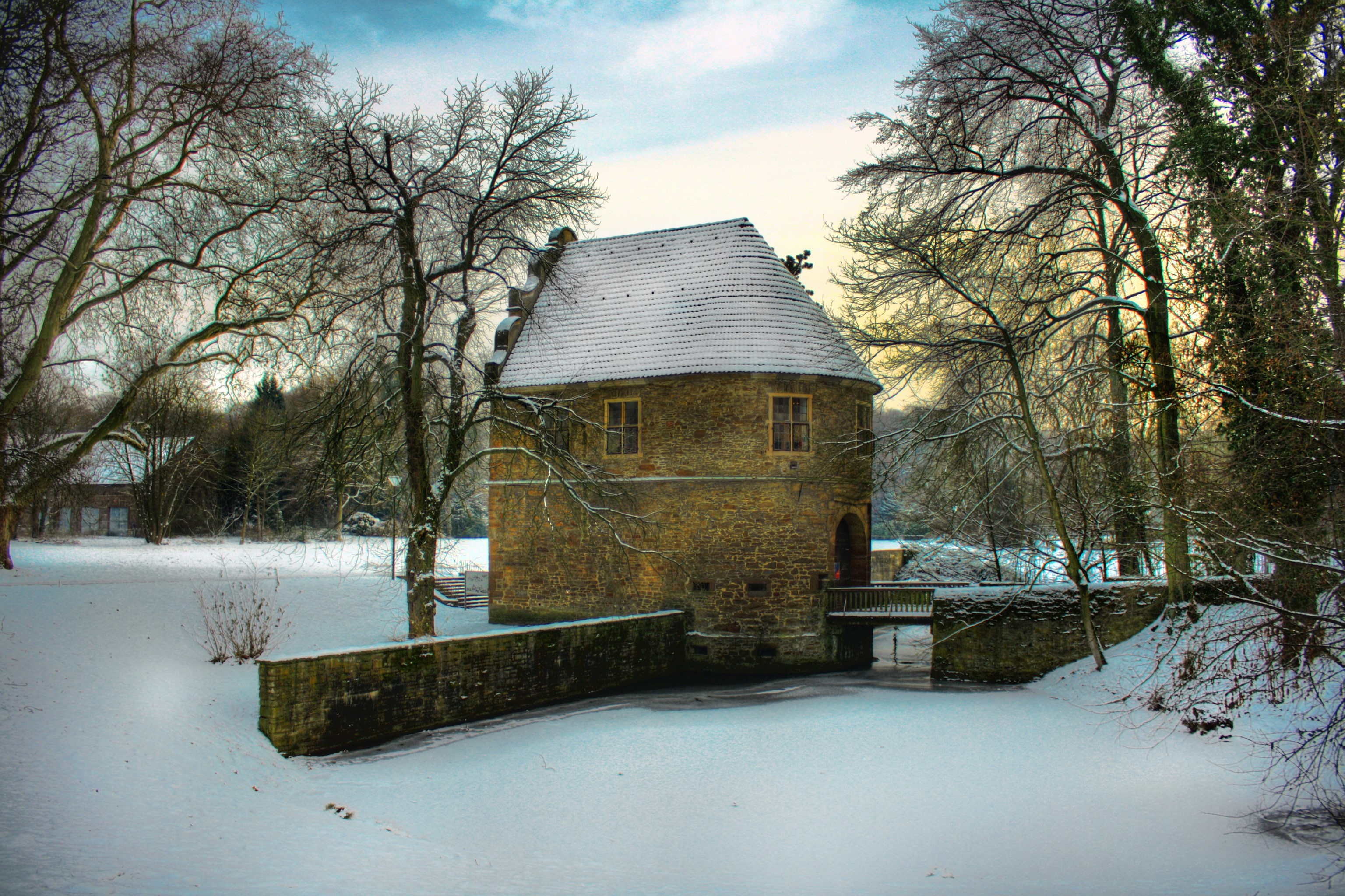 Brunninghausen Castle in Germany during winter with snow HD Wallpaper