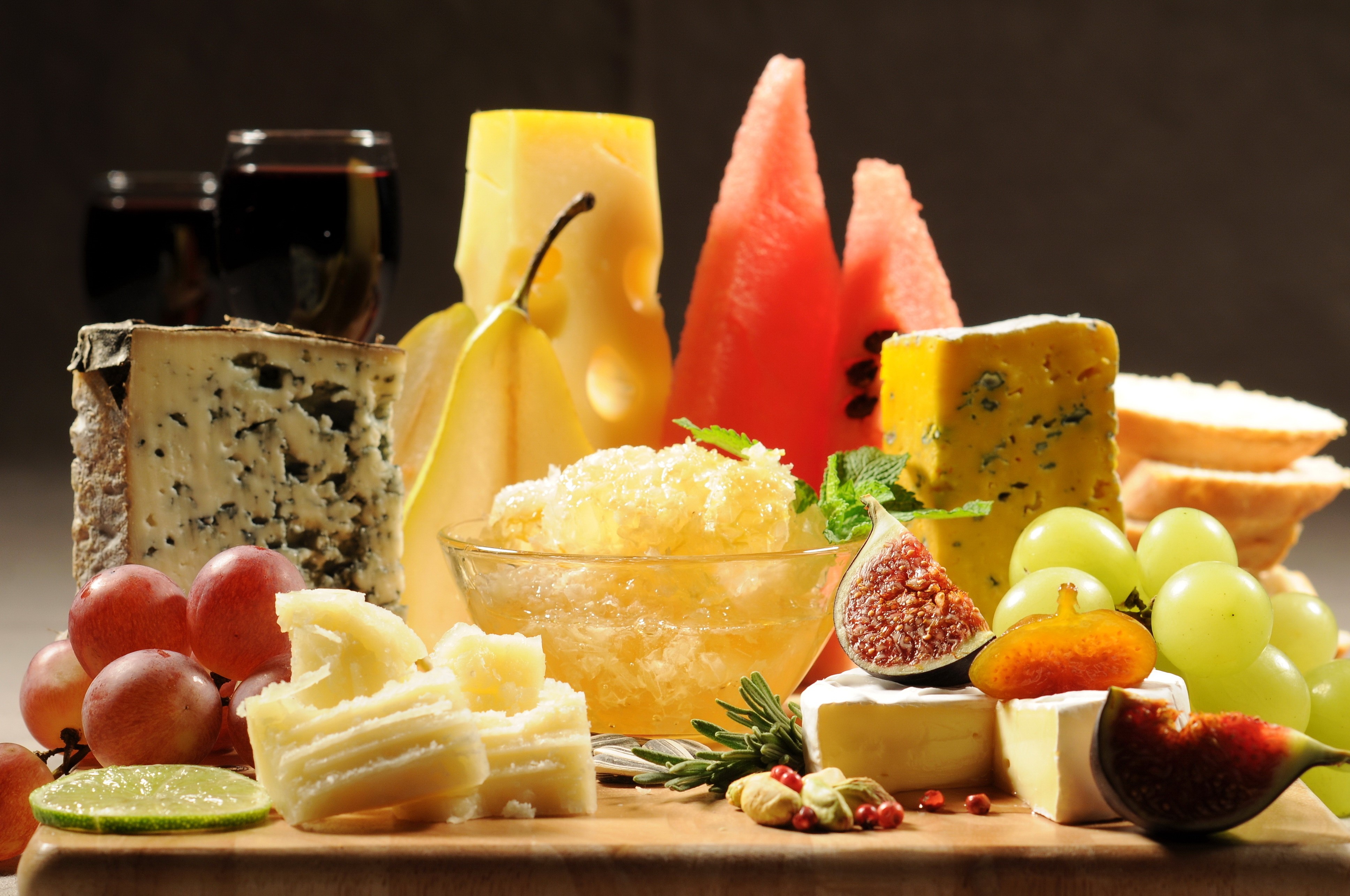 Still-life cheese and fruit platter HD Wallpaper