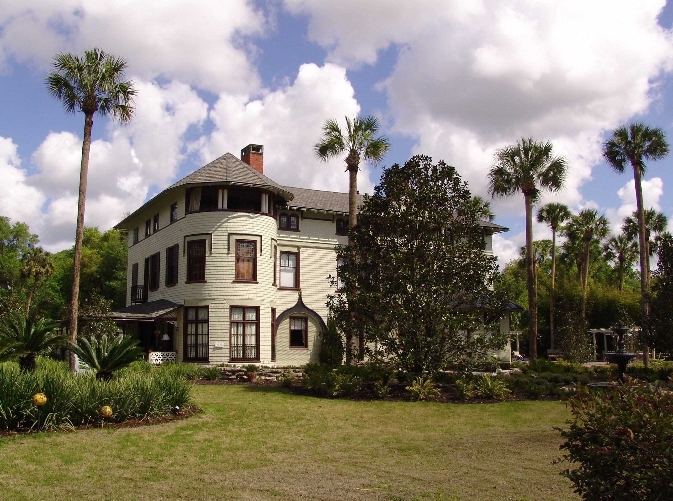 Victorian House with Palm Trees in Florida HD Wallpaper