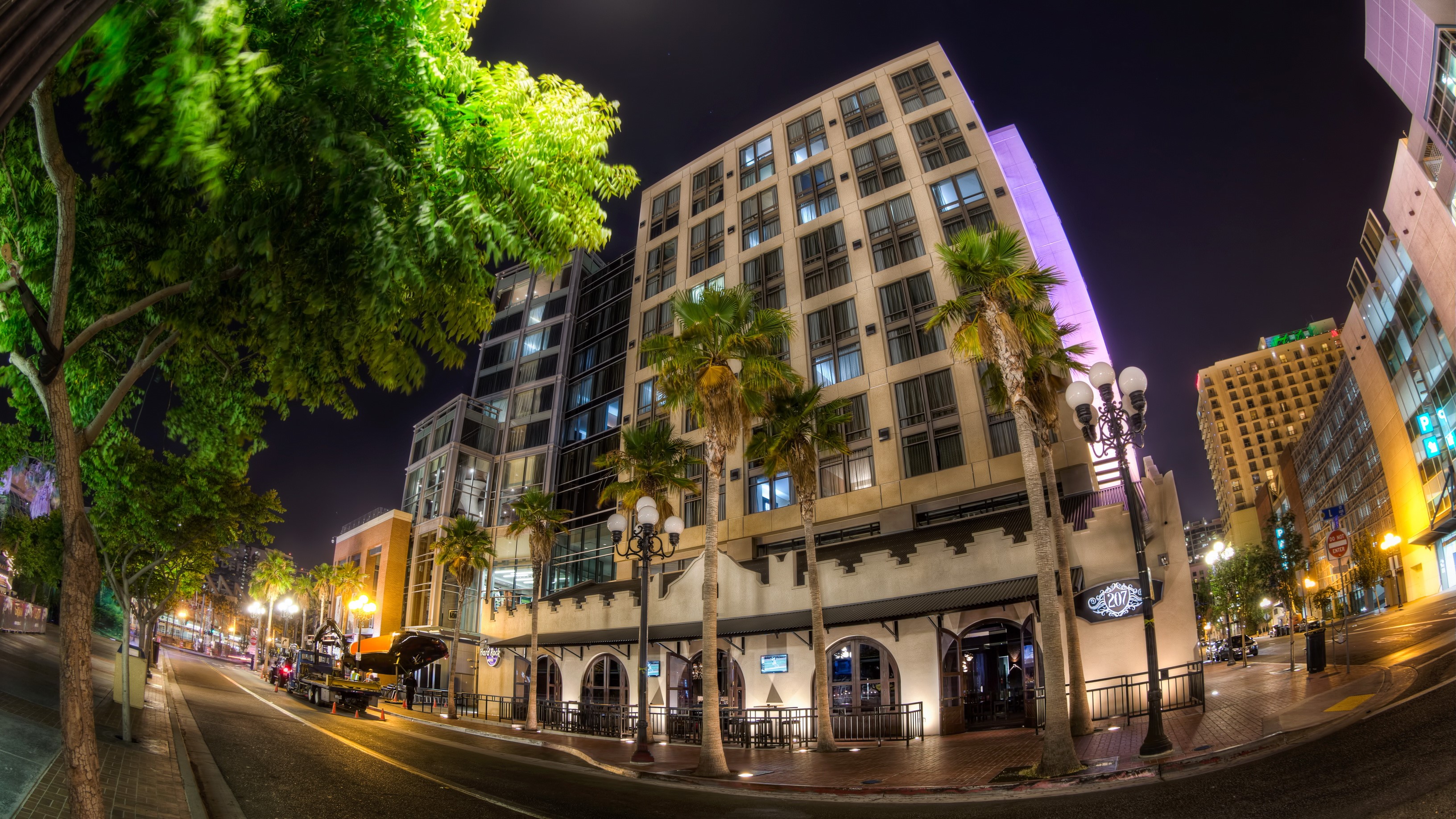 Street scene at night in San Diego, California HD Wallpaper