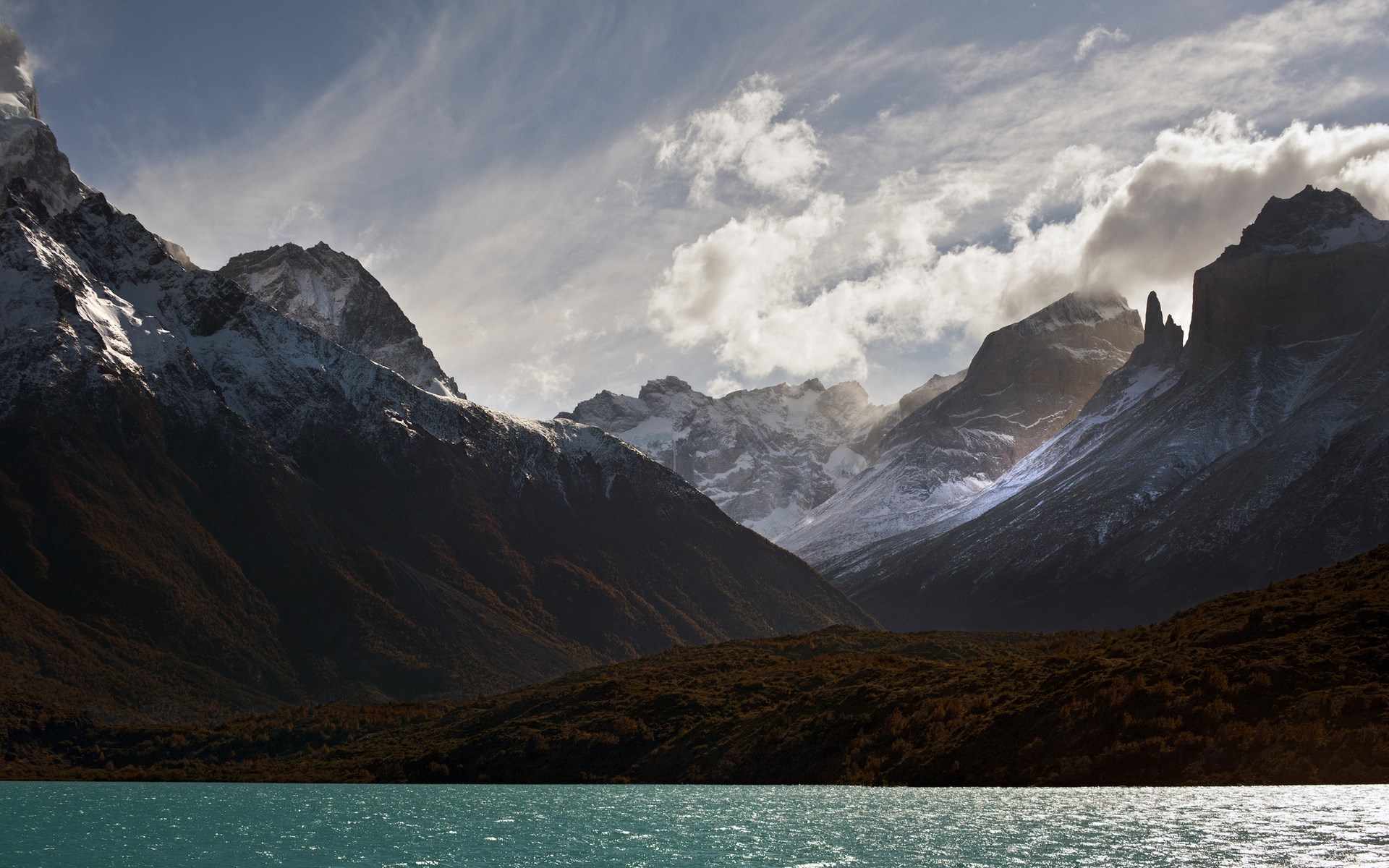 Snow-capped mountains and a turquoise lake HD Wallpaper