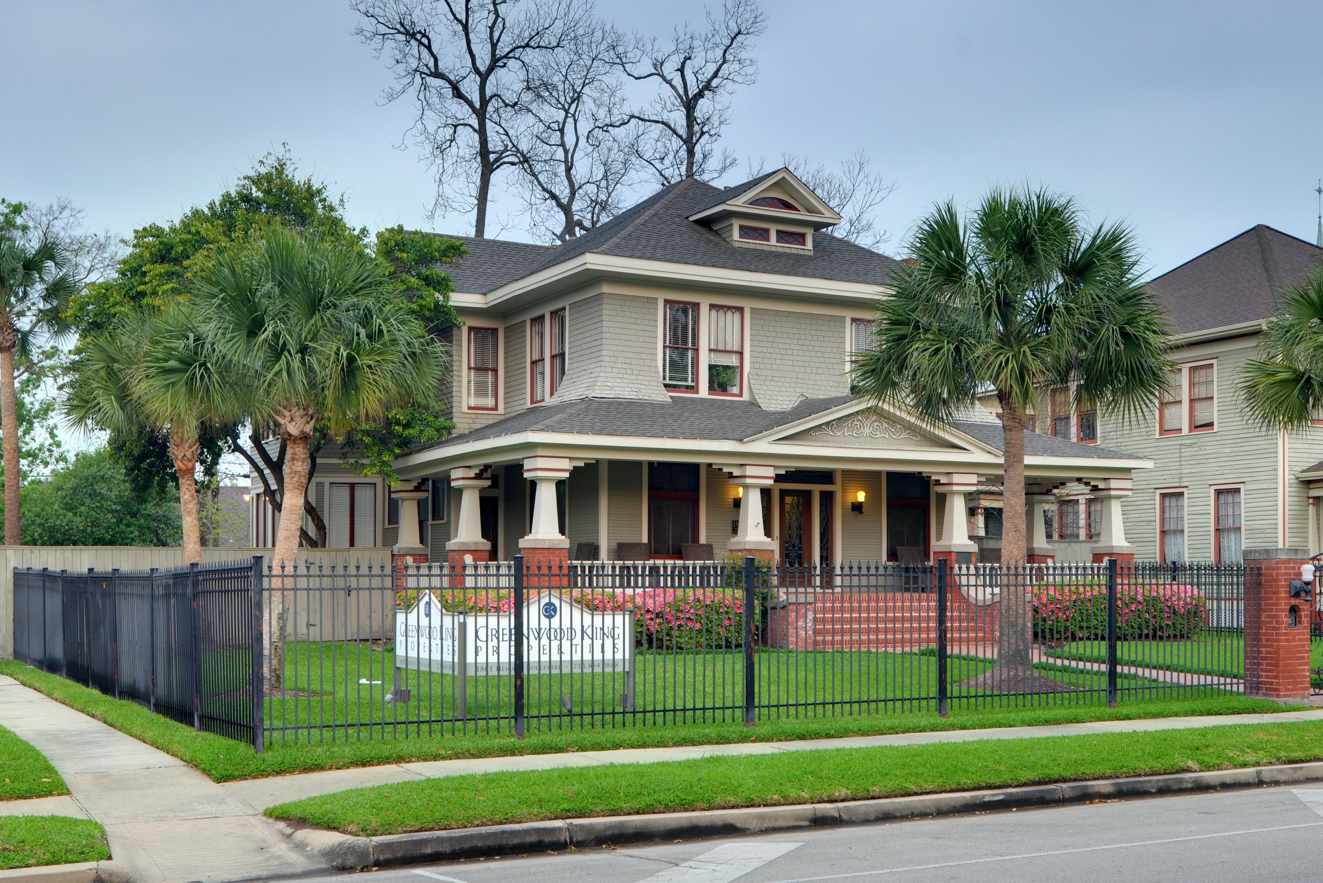 Greenwood King Historic House with Palm Trees HD Wallpaper