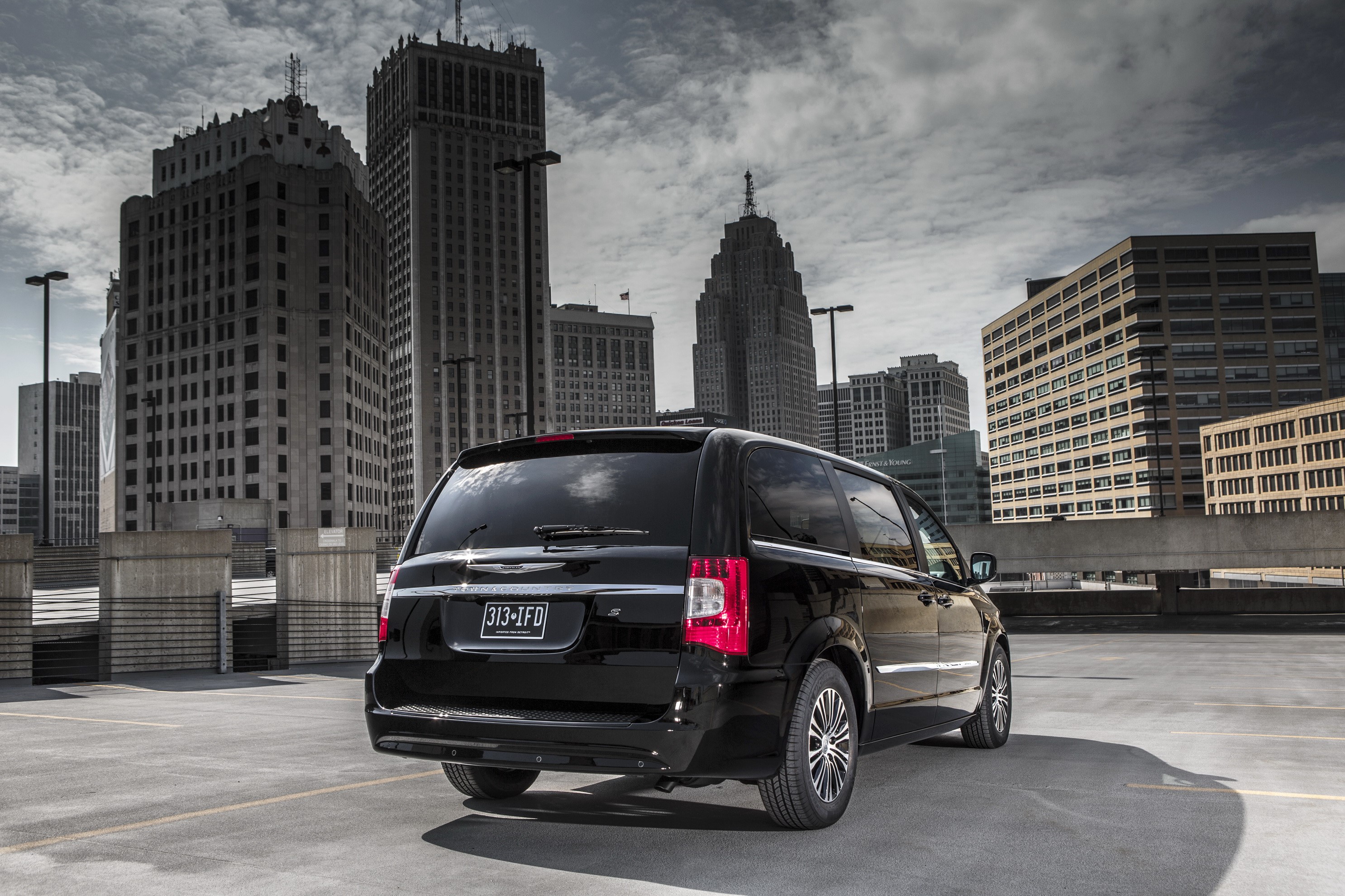 Black 2013 Chrysler Town and Country S in Detroit HD Wallpaper