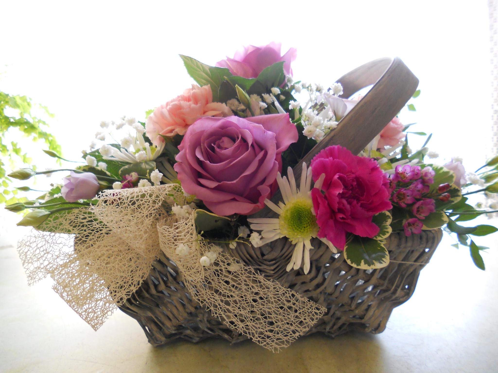 Flower arrangement in a wicker basket with a bow HD Wallpaper