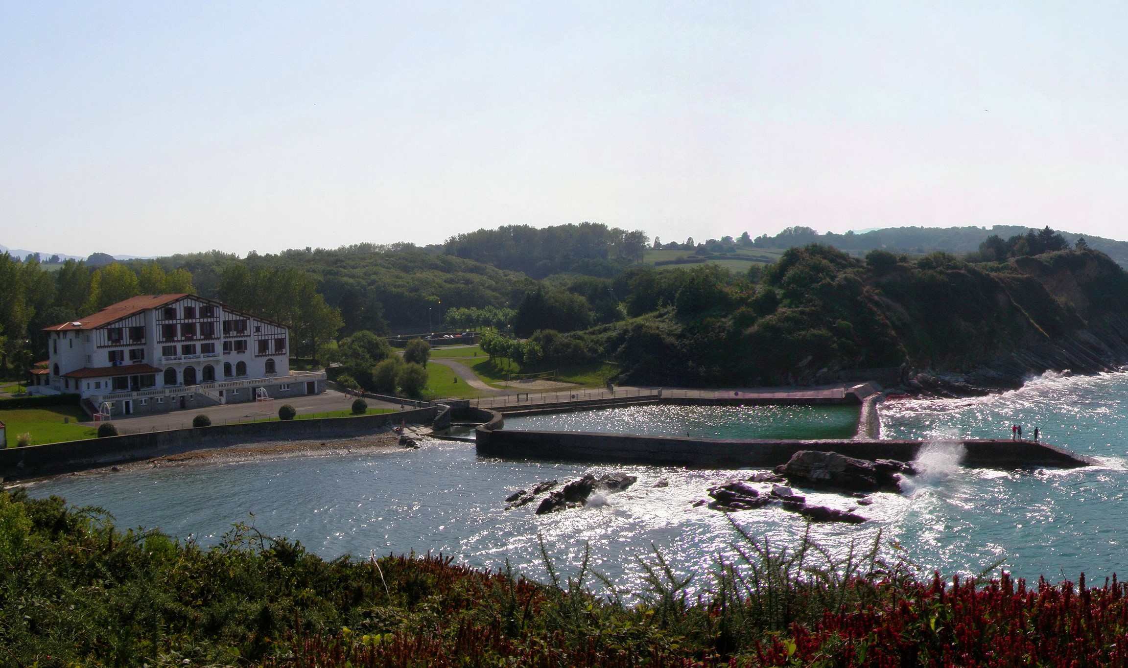 Hotel and outdoor swimming pool by the sea in Urrugne, France HD Wallpaper