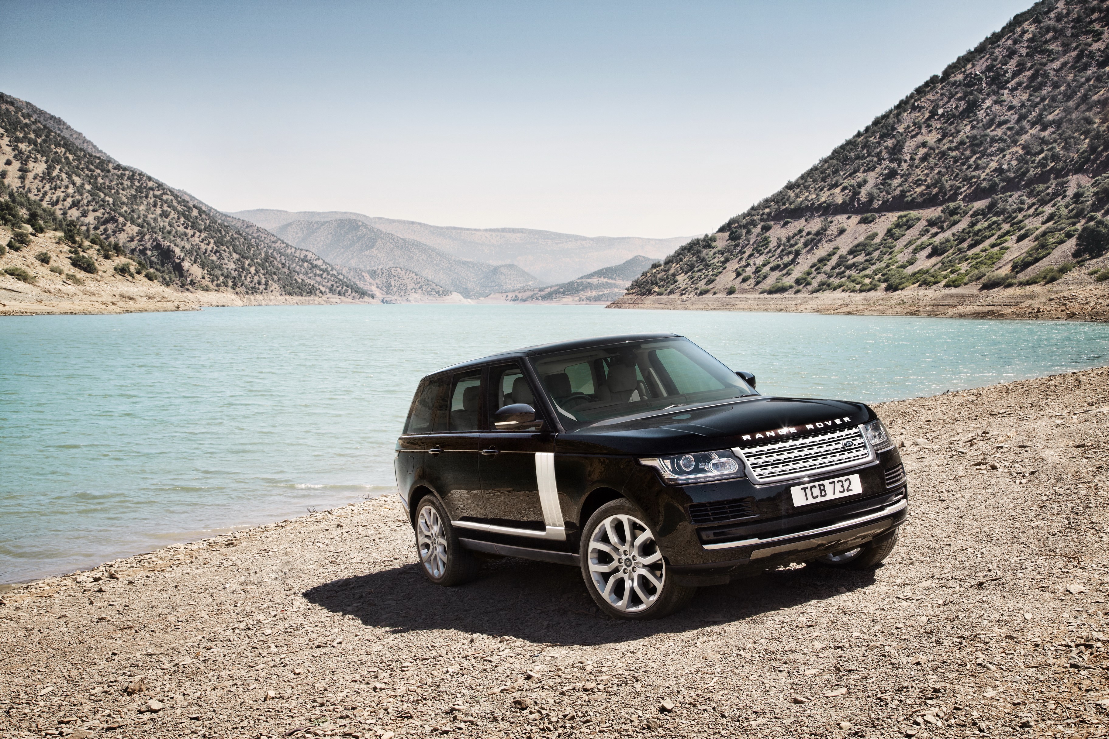 Black 2013 Range Rover by a lake HD Wallpaper