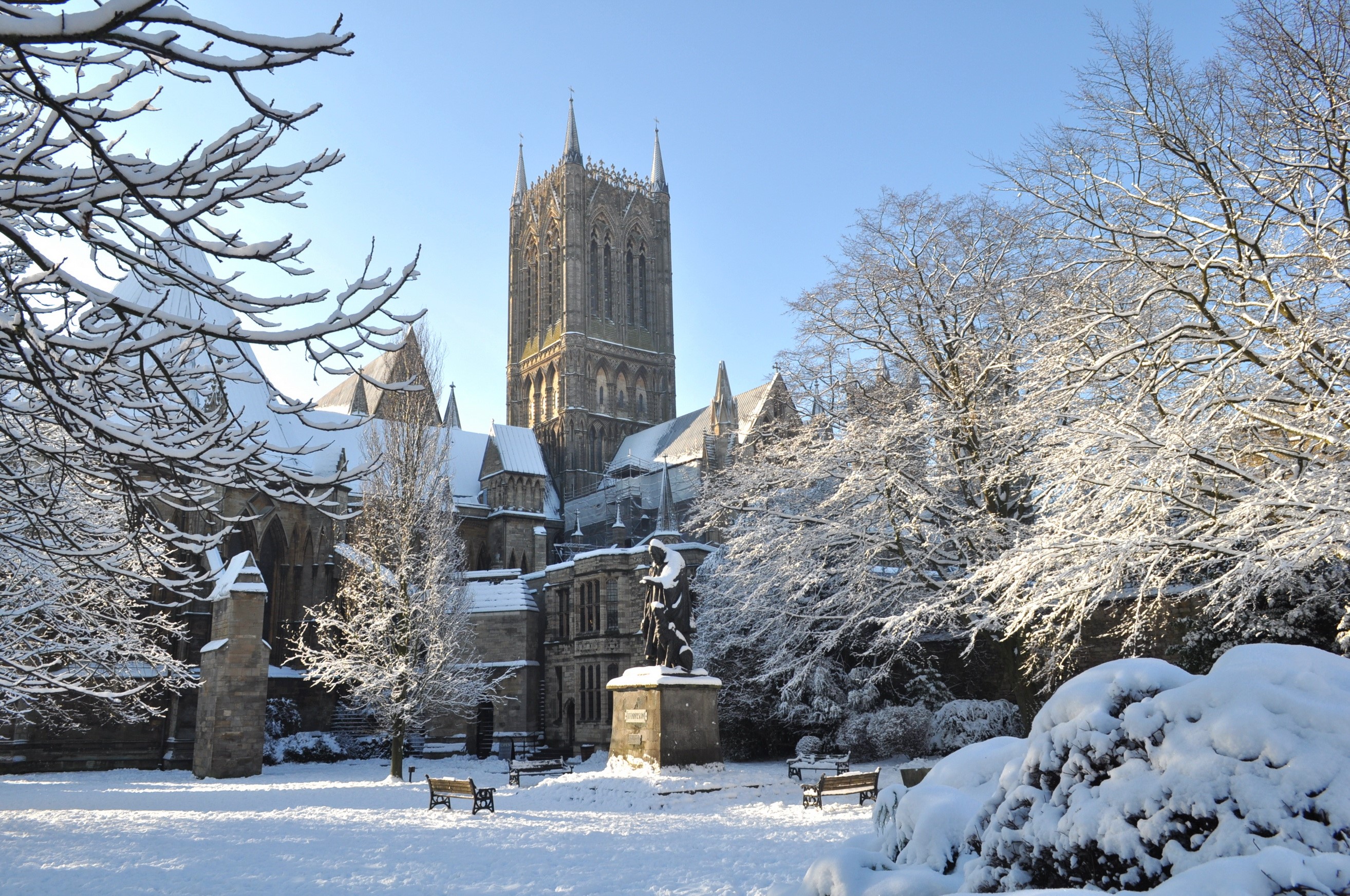 Lincoln Cathedral in England covered in snow HD Wallpaper